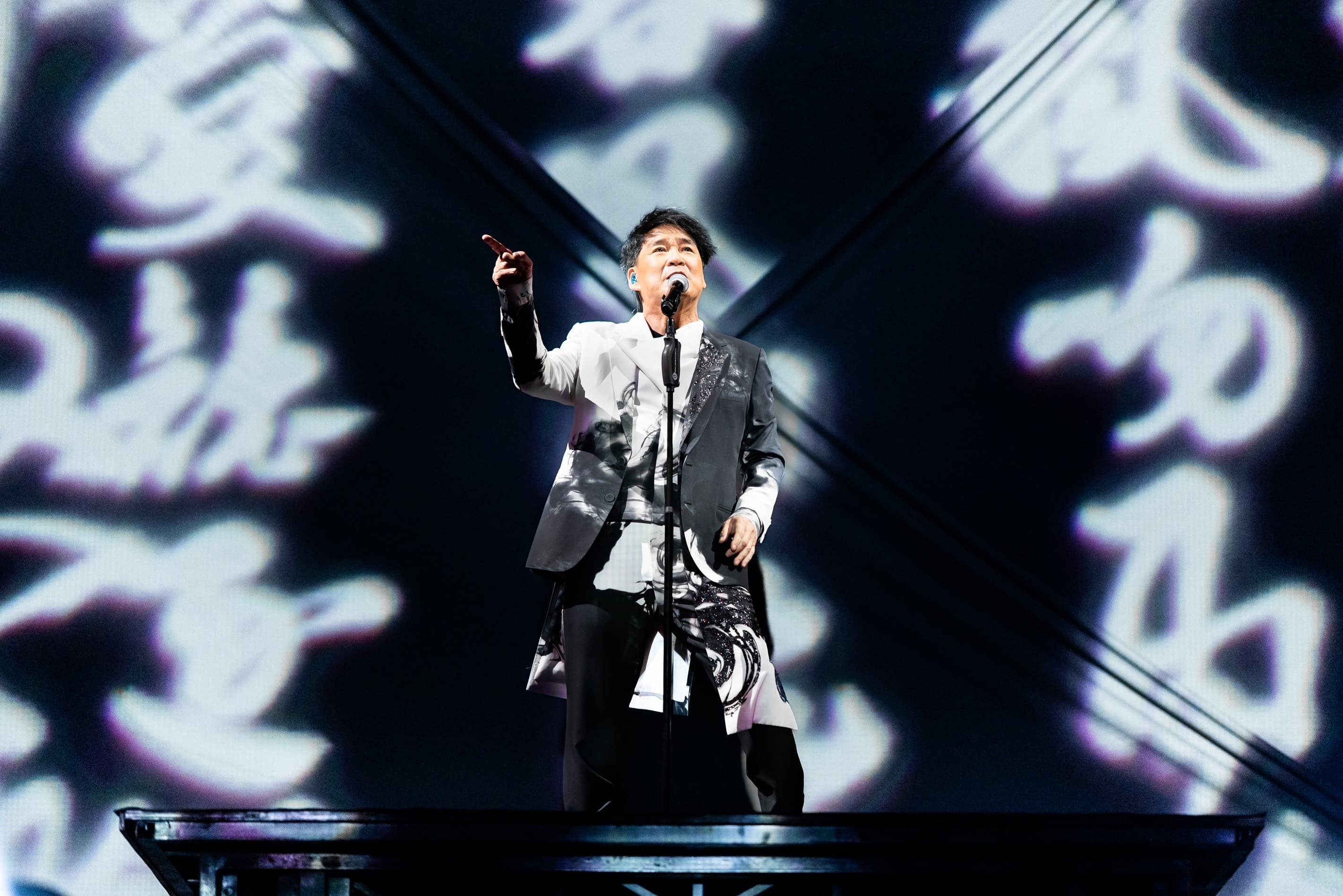 周華健演唱多首經典曲目,如〈刀劍如夢〉、〈讓我歡喜讓我憂〉等。(擺渡人、寬魚國際提供)