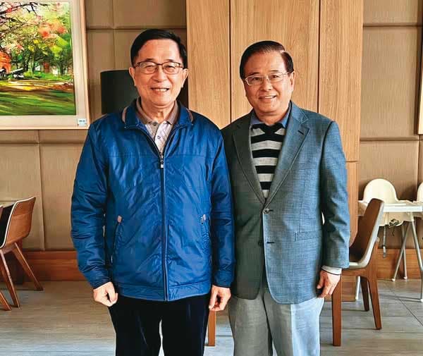 阿扁(左)任台北市長時,時任祕書長廖正井(右)倡議興建台北國際金融大樓,即今天的台北101。(翻攝陳水扁臉書)
