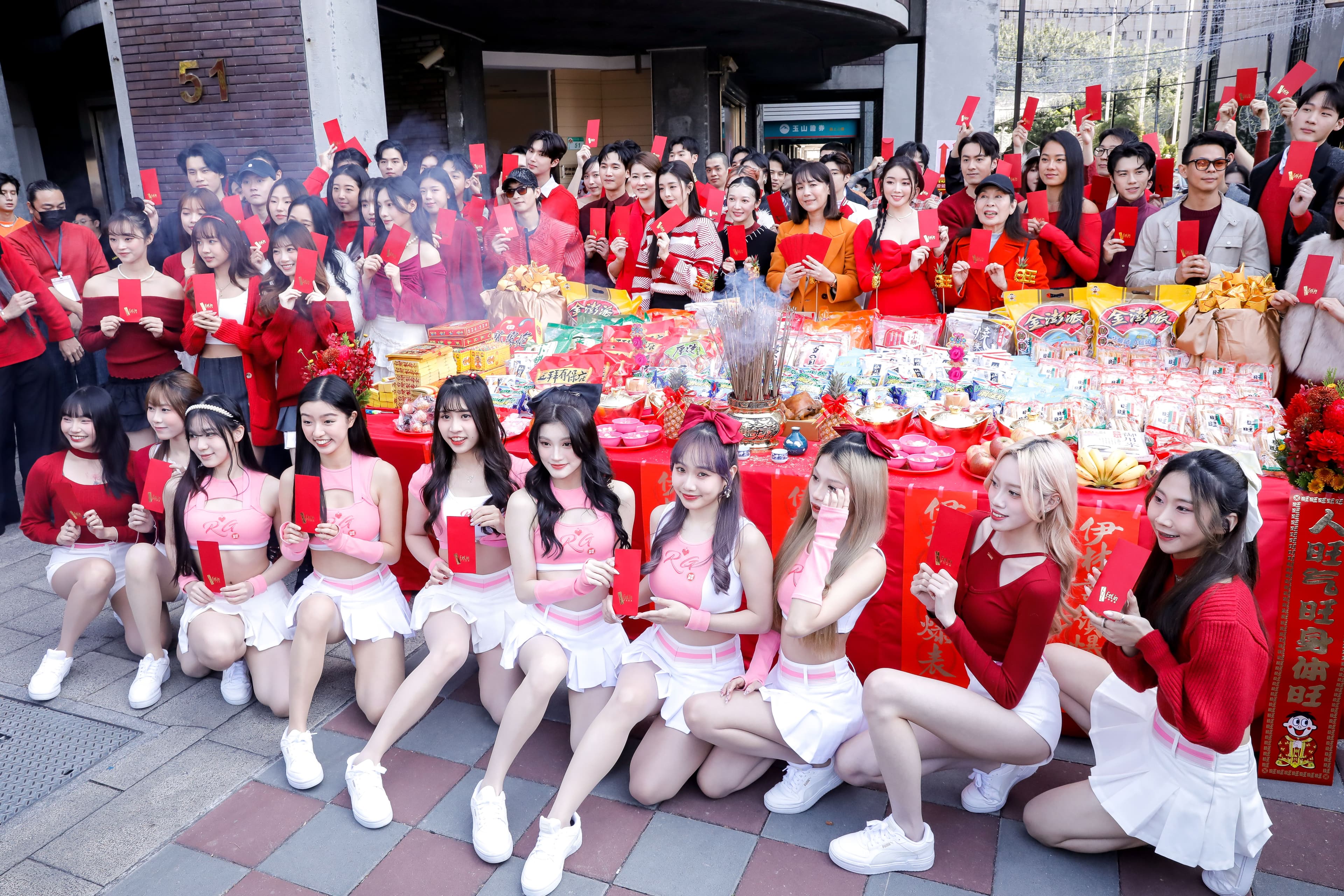 伊林娛樂金蛇年開工團拜,左起李紫嫣、金雲、宋依璇(宋哥)、夏如芝、李杏、陳婉若、成語蕎、丁也恬、王麗雅等。