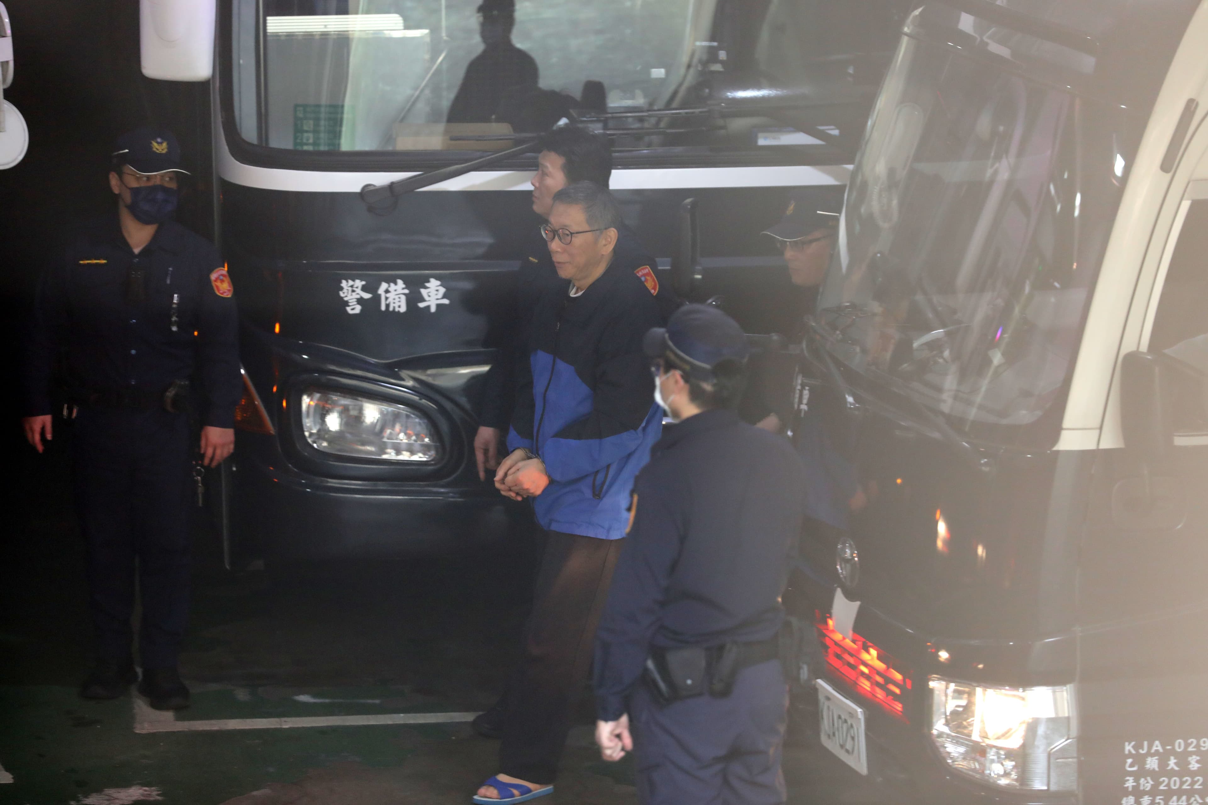 合議庭評議後,裁准柯文哲與妻子等4人解除禁見至3月10日。