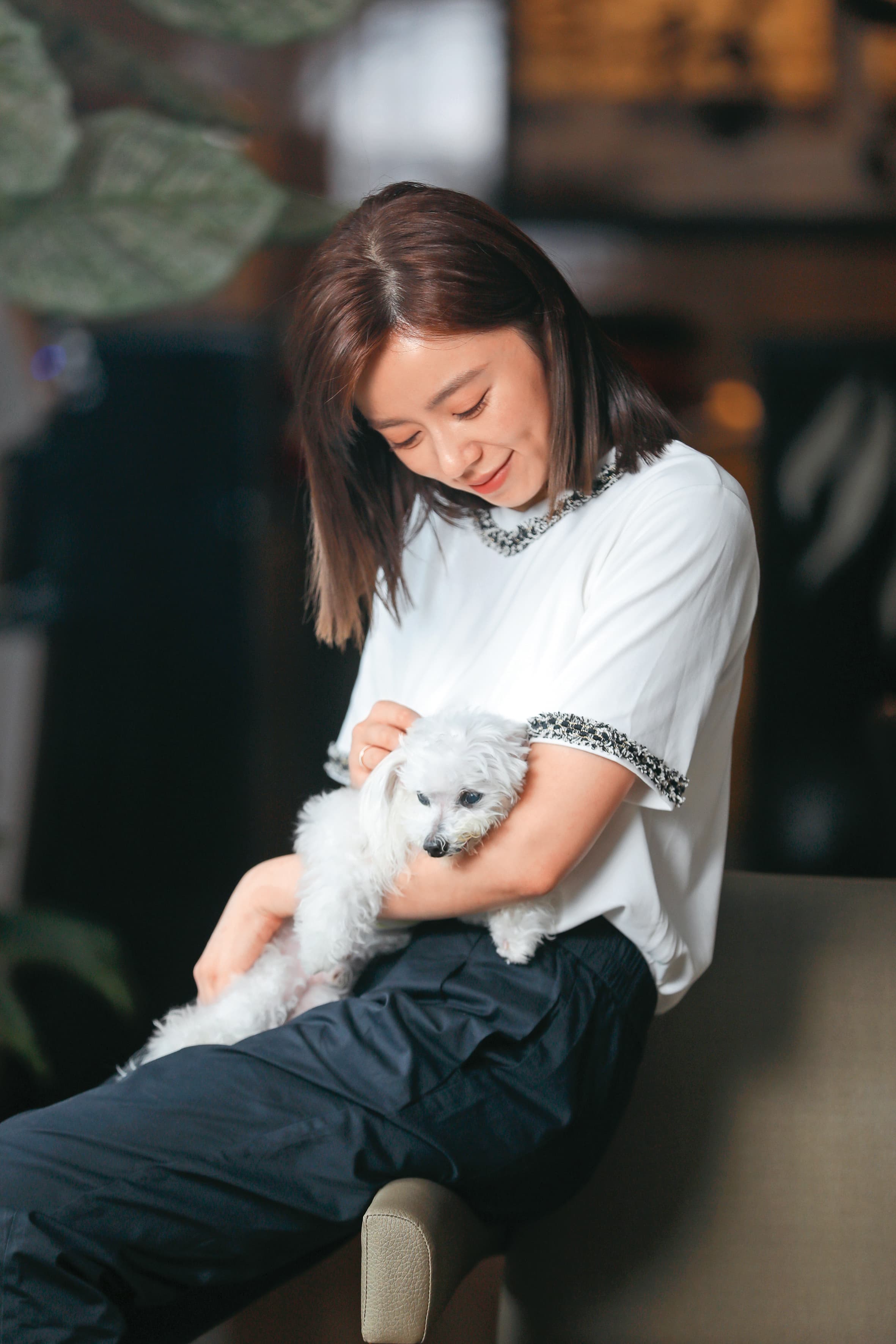 王瞳與10年前領養的瑪爾濟斯犬哈嚕相依為命。