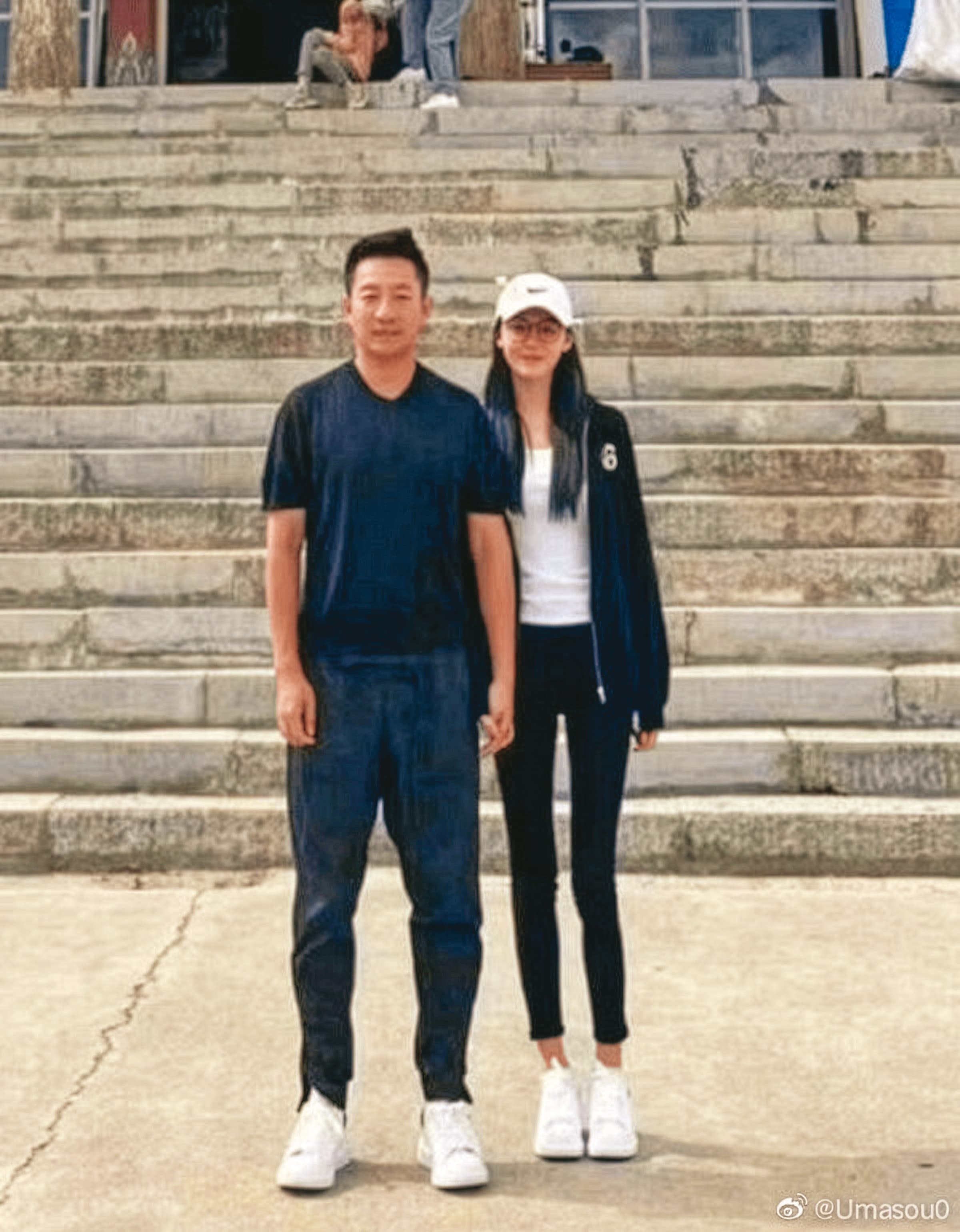 汪小菲（左）婚內出軌交往張穎穎（右），2人十指緊扣照外流。（翻攝自Umasou0微博）