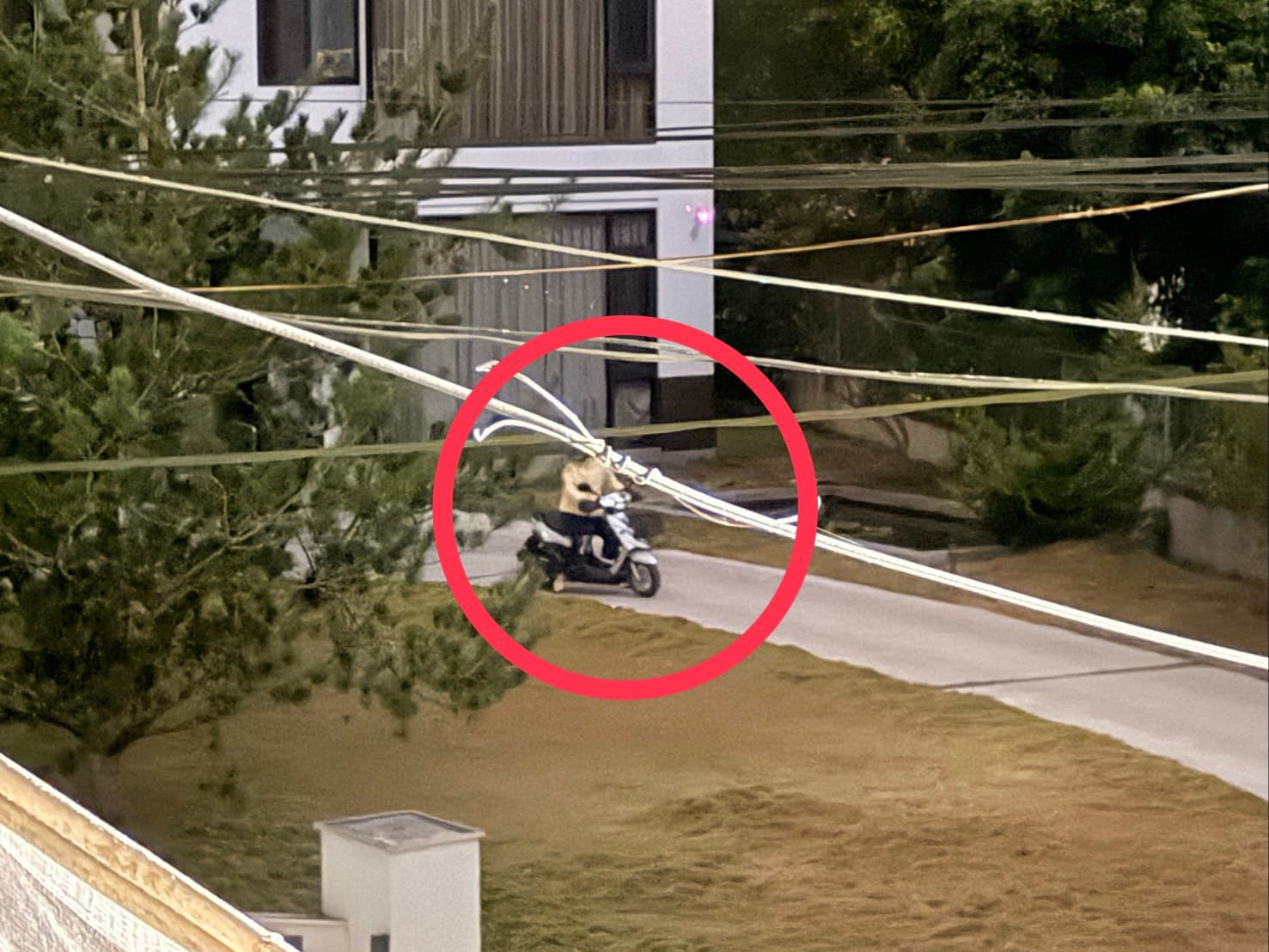 L老師騎車到邱家農舍赴約,待了一個小時後才騎車返家。(讀者提供)