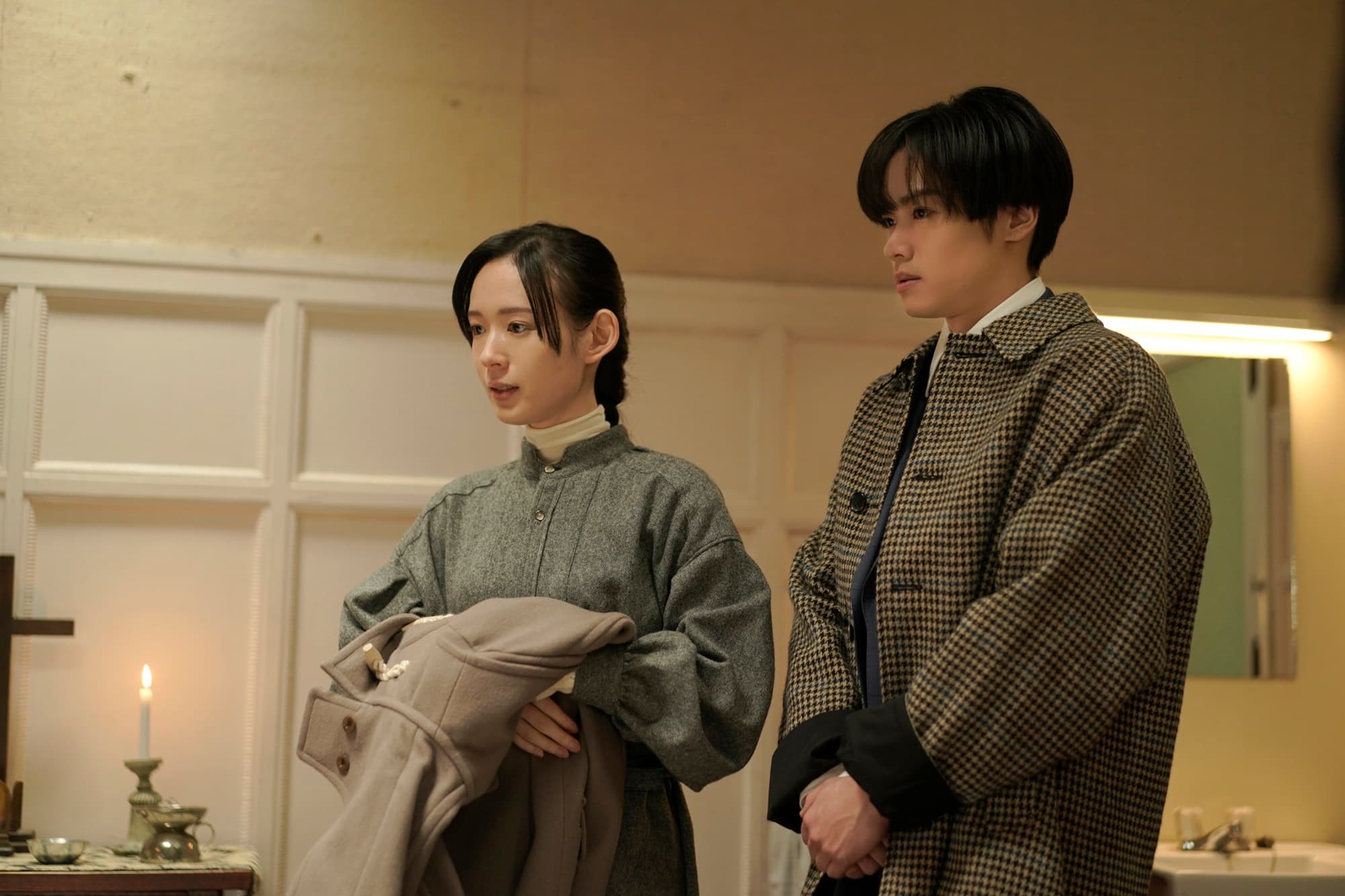 川村壱馬(右)在《我的一夜騎士》化身一日男友,與美女老師結伴見岳母。(中影提供)