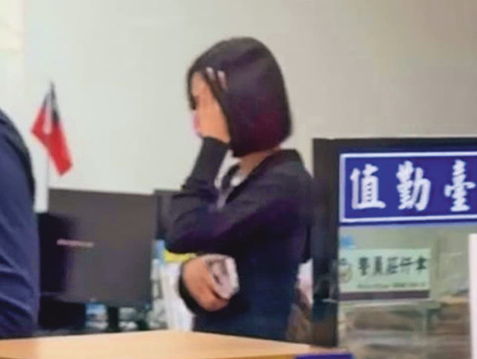 孫安佐遭警方拘提時,現任女友趕到警局關心,稱自己叫李X臻。(鏡報提供)