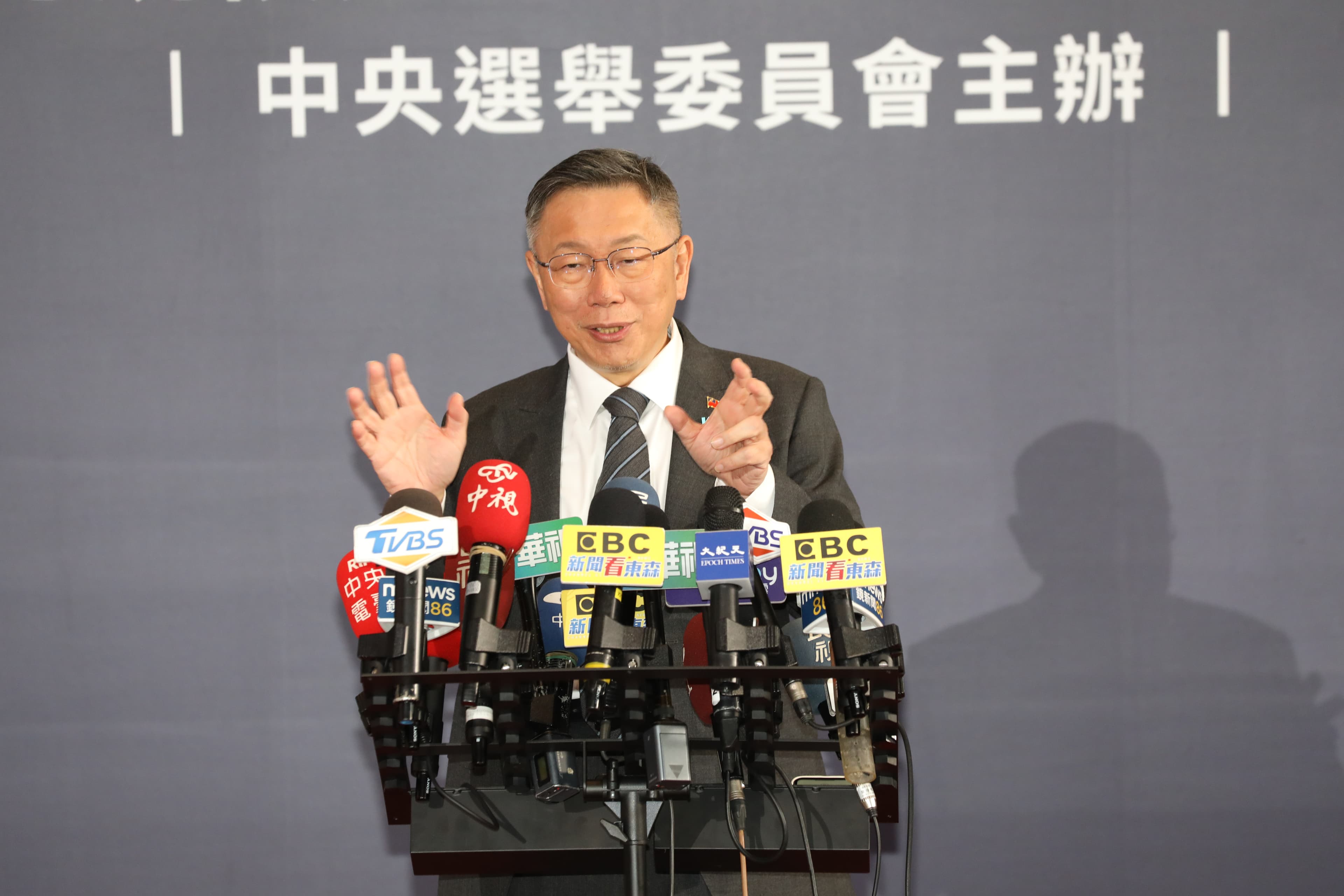 柯文哲在政見發表會後,獨自接受媒體訪問。
