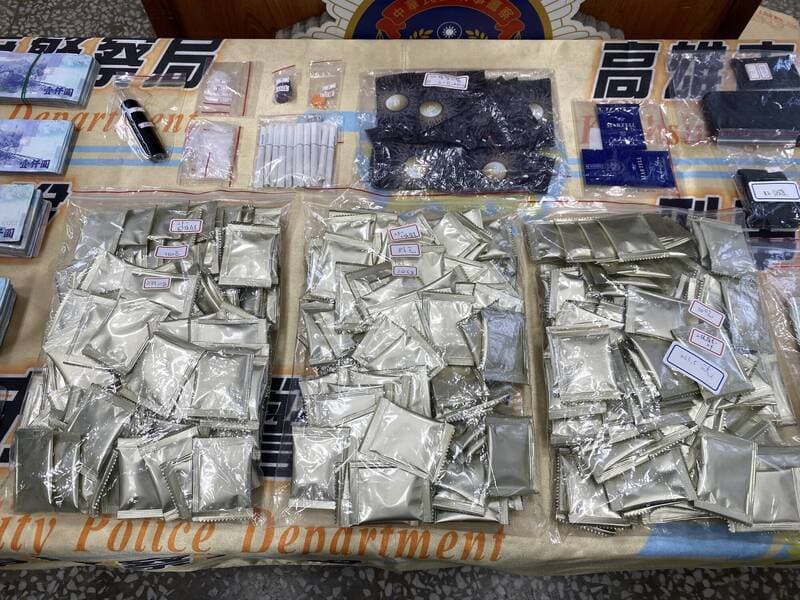 警方搜出依托咪酯一瓶、毒咖啡包330包、K他命3包、K煙14支。(警方提供)
