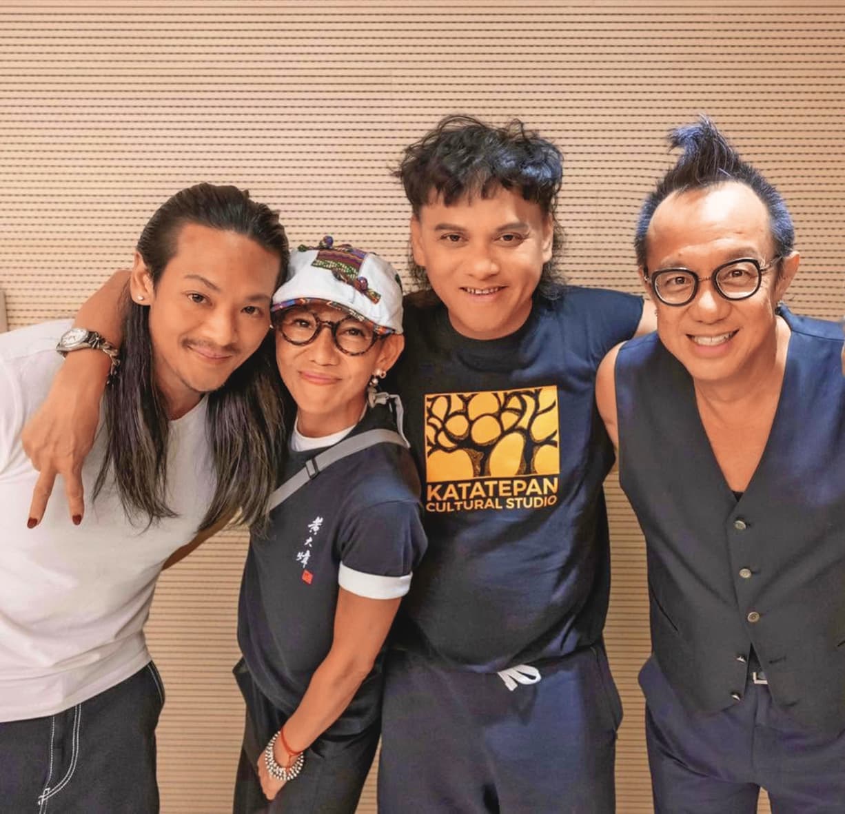 	幫桑布伊（右二）慶生時，也是黃大煒（右起）、Vicky與POLO一起，3人的關係相當緊密。（翻攝自黃大煒臉書）