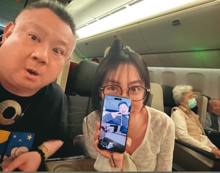 宣昶有(左)與李雅楹(右)搭商務艙出差,還在飛機上與友人視訊,兩人互動非常密切。(翻攝自李雅楹IG)