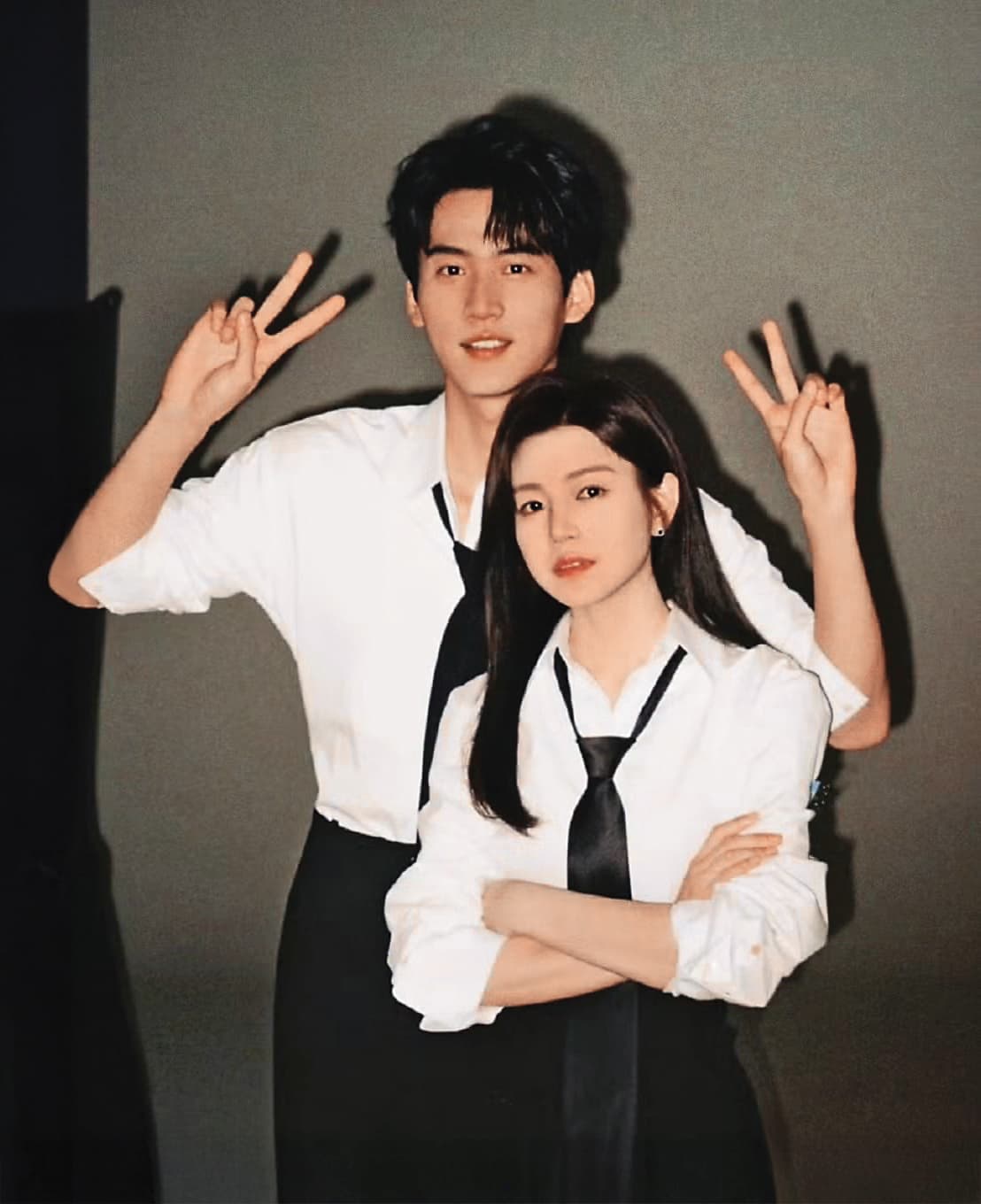 陳妍希(前)離婚後搭小十九歲的周柯宇(後)演出《狙擊蝴蝶》,收視長紅。果然還是得姐弟戀啊。(翻攝自微博)