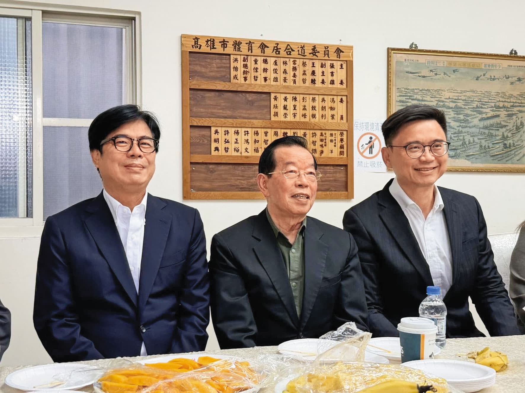 高雄市歷經謝長廷(中)、陳菊、陳其邁(左)治理,賴瑞隆(右)有信心能接好棒子。(翻攝賴瑞隆臉書)