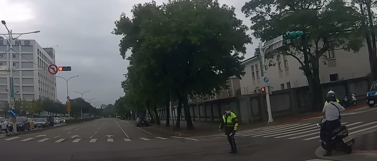 騎士不滿總統車隊路口交管時間過長,伸手比中指抗議。(翻攝自WoWtchout - 地圖型行車影像分享平台 YT頻道)