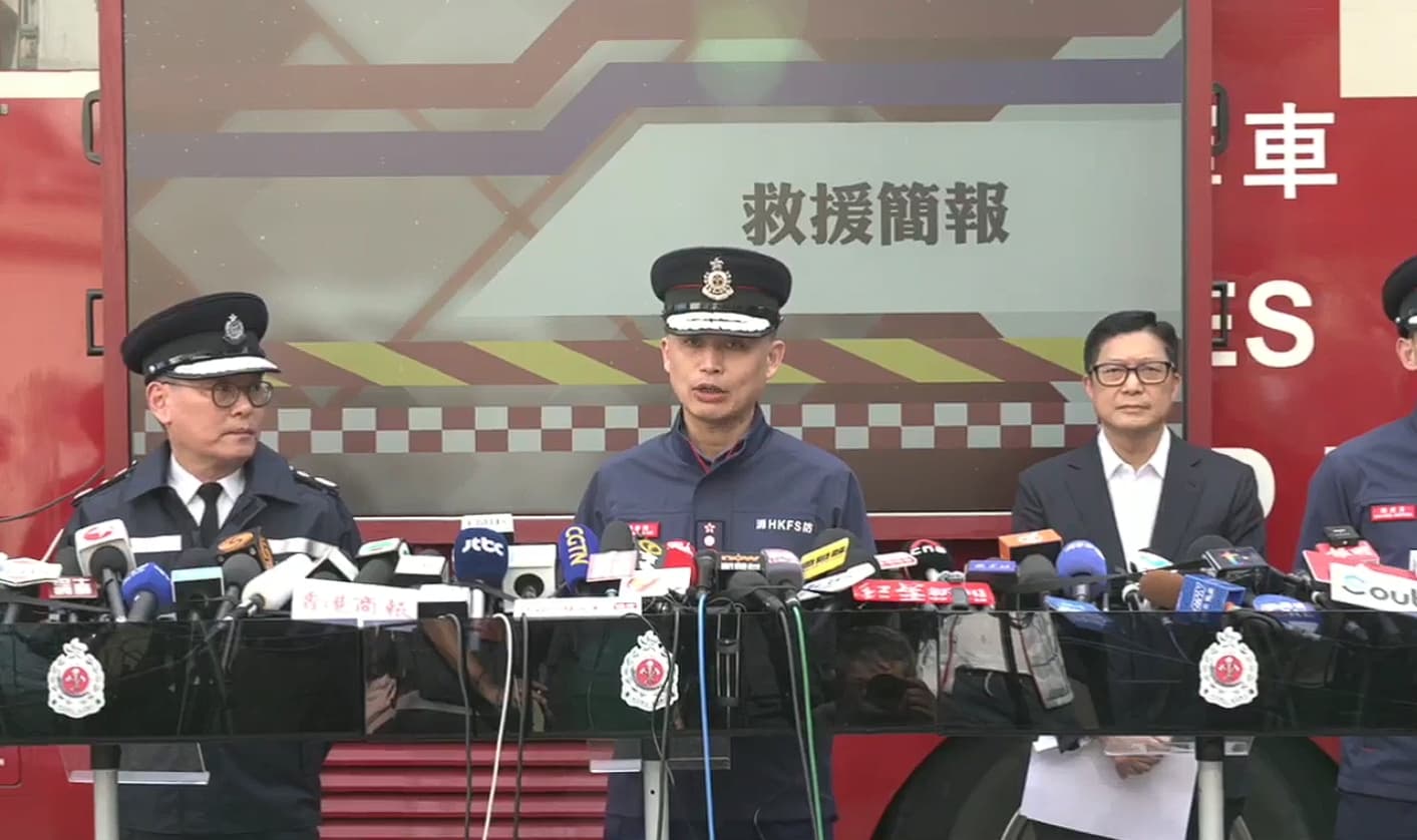 消防處長楊恩健說明救災情況。（翻攝自香港消防處直播）
