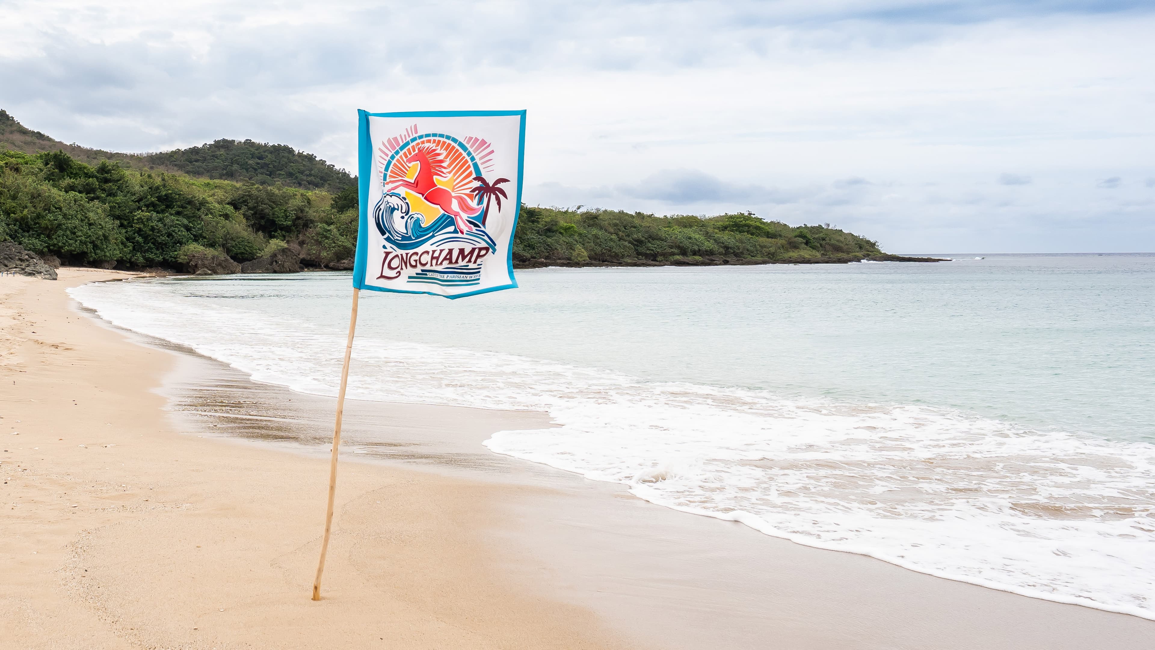 「LA PLAGE LONGCHAMP瓏驤海灘俱樂部」旗幟。(瓏驤提供)