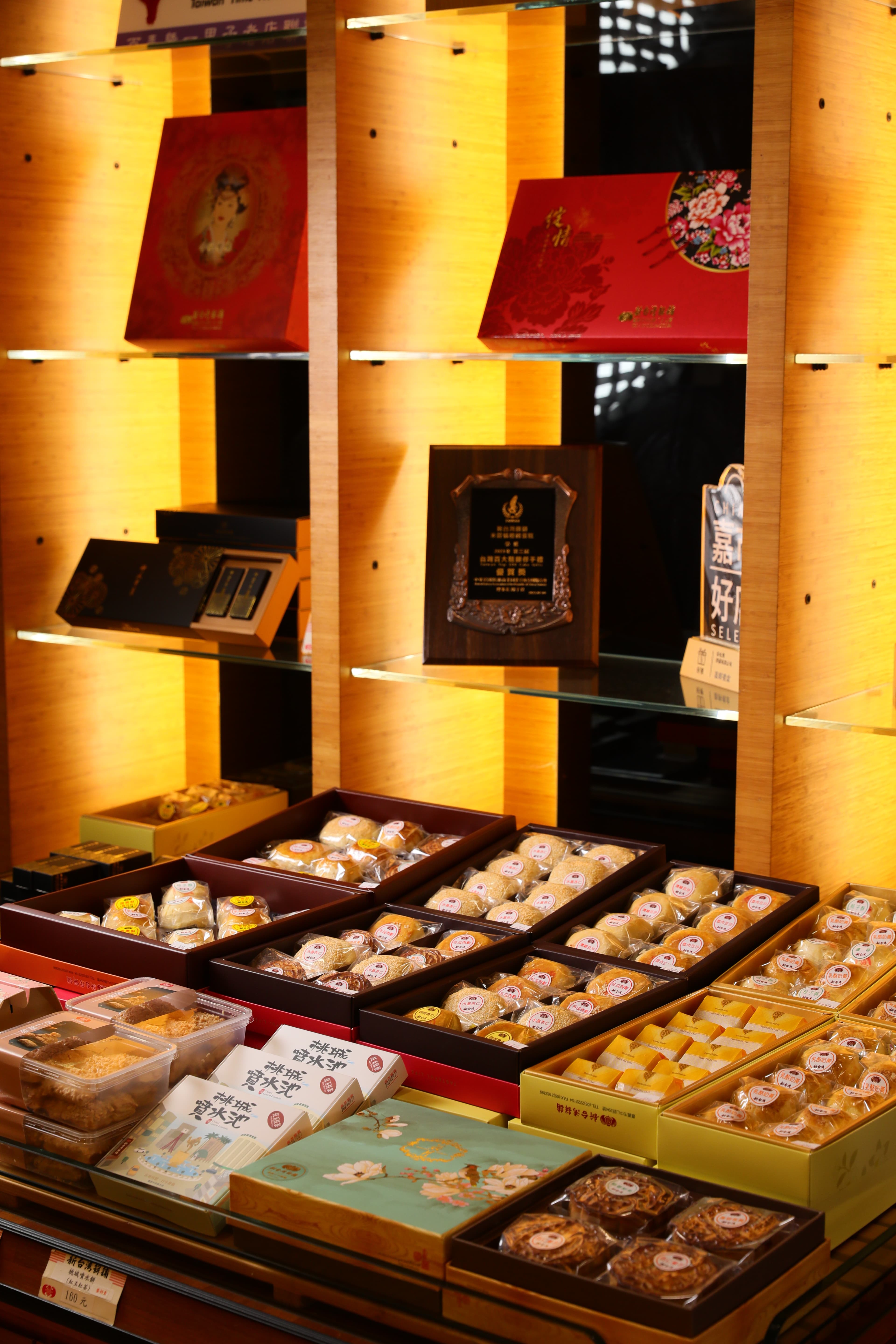 新台灣餅舖販售品項多元，除了日式點心還有招牌漢餅、酥皮餅半斤禮盒、西點麵包等。