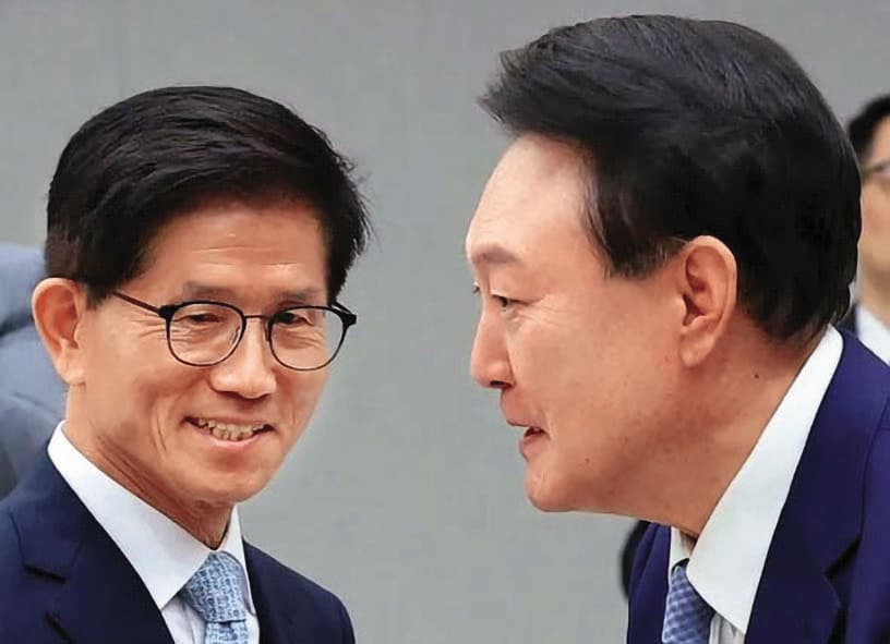 尹錫悅(右)因戒嚴風波遭彈劾下台,其所屬的國民力量黨與其切割。(韓國總統室攝影記者團)