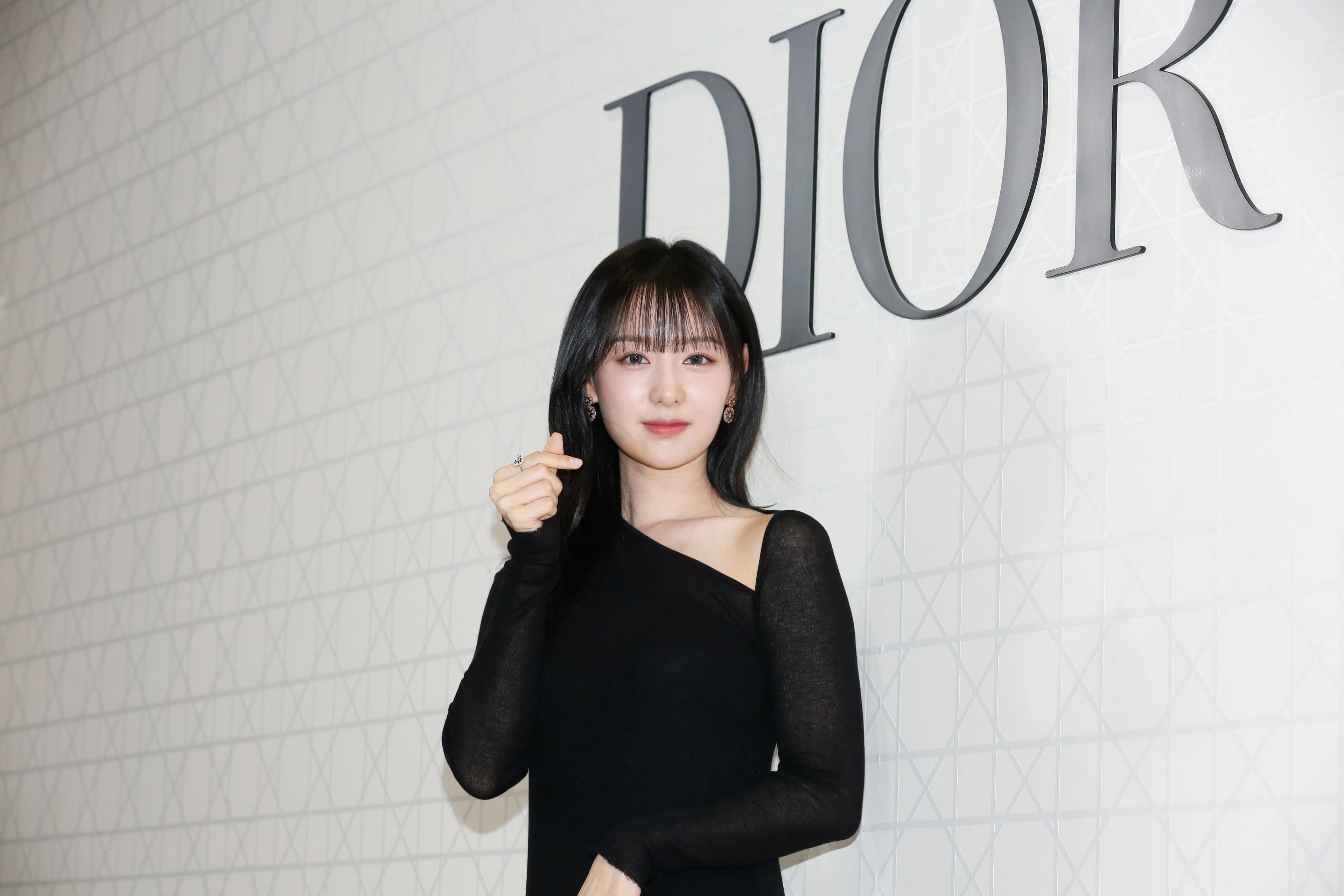 金智媛身上的不對稱洋裝NT$115,000、Muse DIOR厚底高跟鞋NT$45,000、Lady Dior My ABCDior黑色Cannage藤格紋羊皮配金色飾面蜻蜓小型包款NT$210,000。