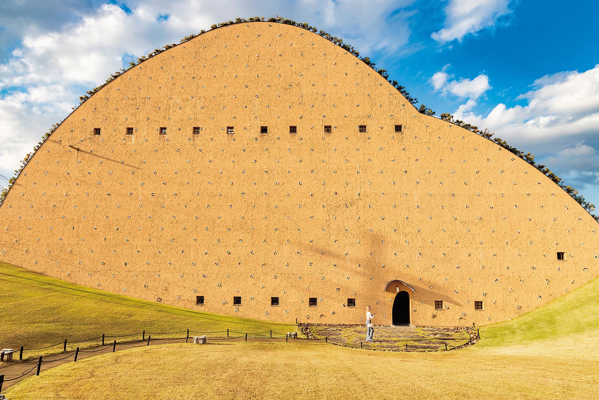 「馬賽克磁磚博物館」外觀由「建築頑童」藤森照信設計,遠看有點神似蠟筆小新的臉部輪廓。