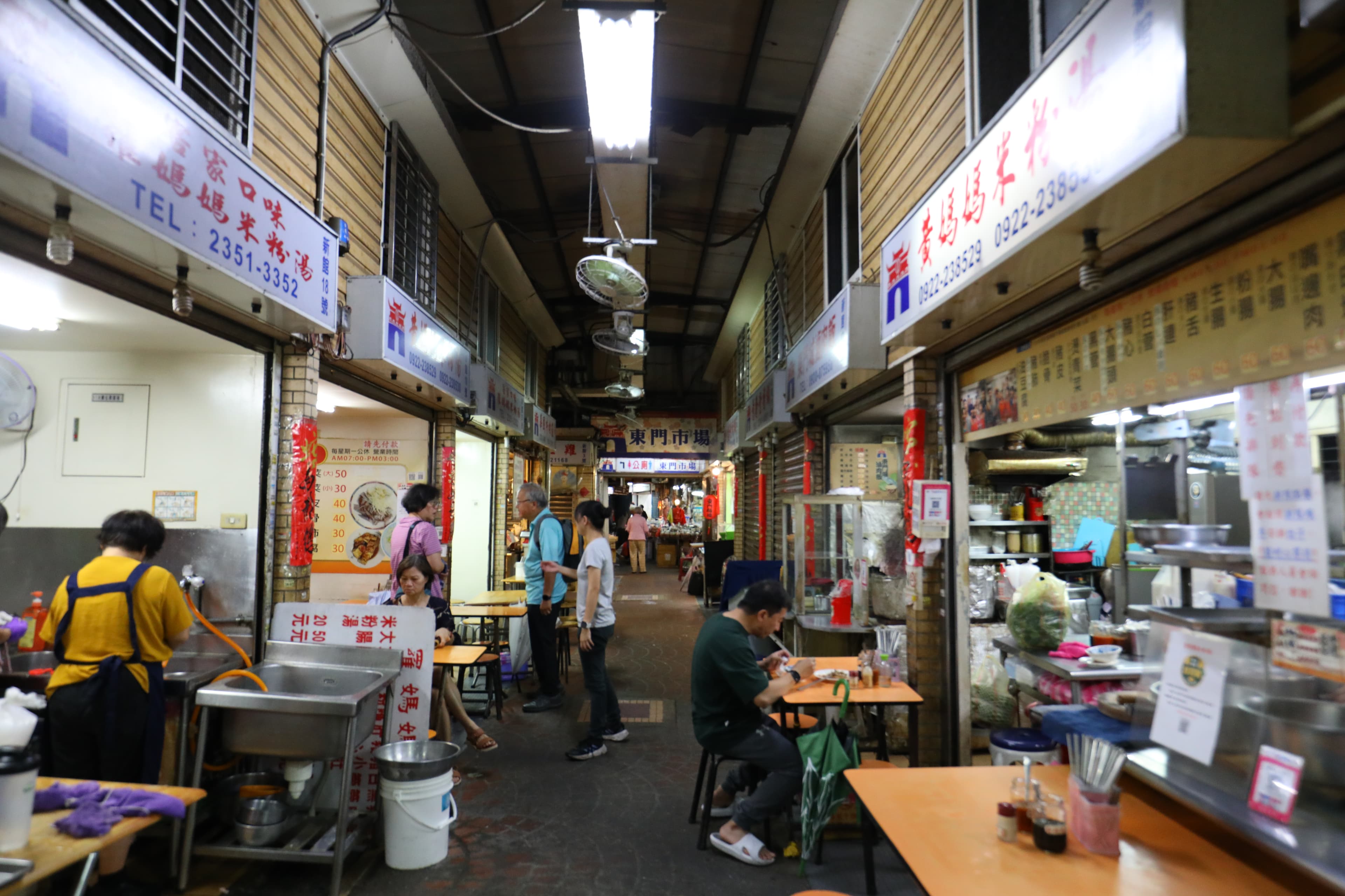 「羅媽媽米粉湯」是東門市場名店,很多買菜的人要坐下來吃一碗湯才有氣力接著買菜。
