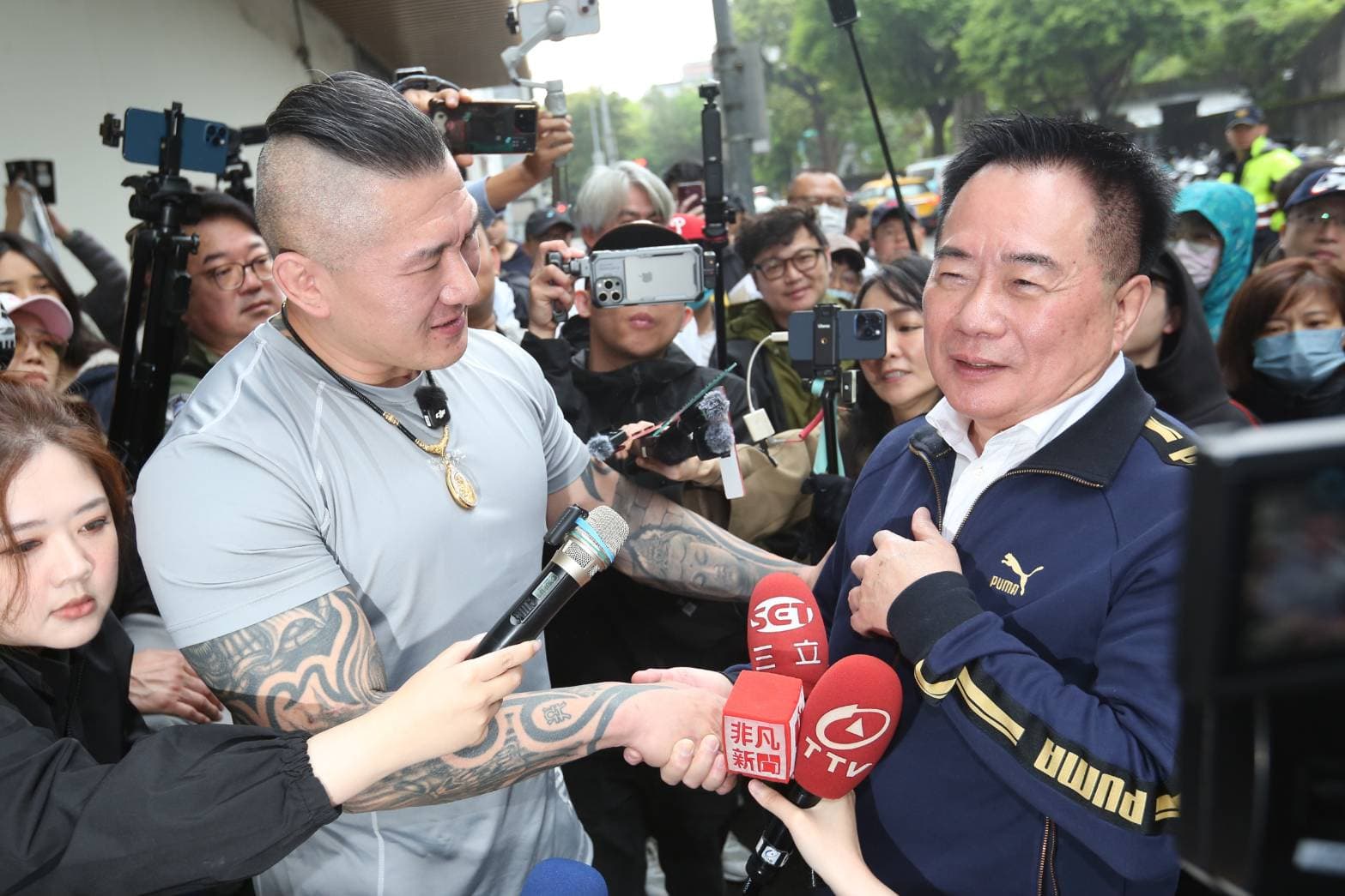 蔡正元赴北檢報到,陳之漢與張啓楷等人均到場聲援。(鏡報姜永年)