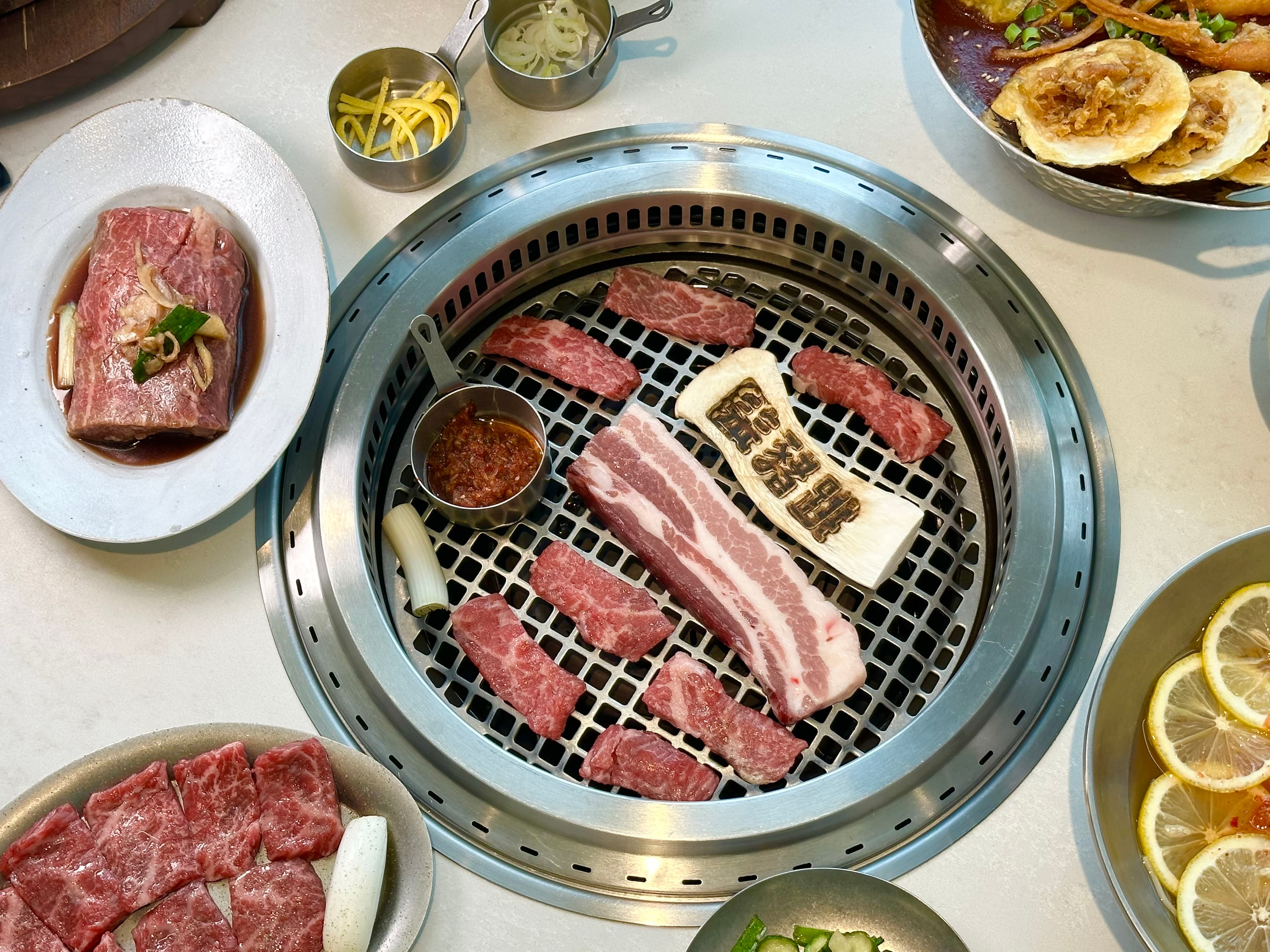 「JOKER雙人套餐」可以吃到3種牛肉和3種豬肉，其中一款辣炒豬肉可換成雞松阪。（2,680元／份）