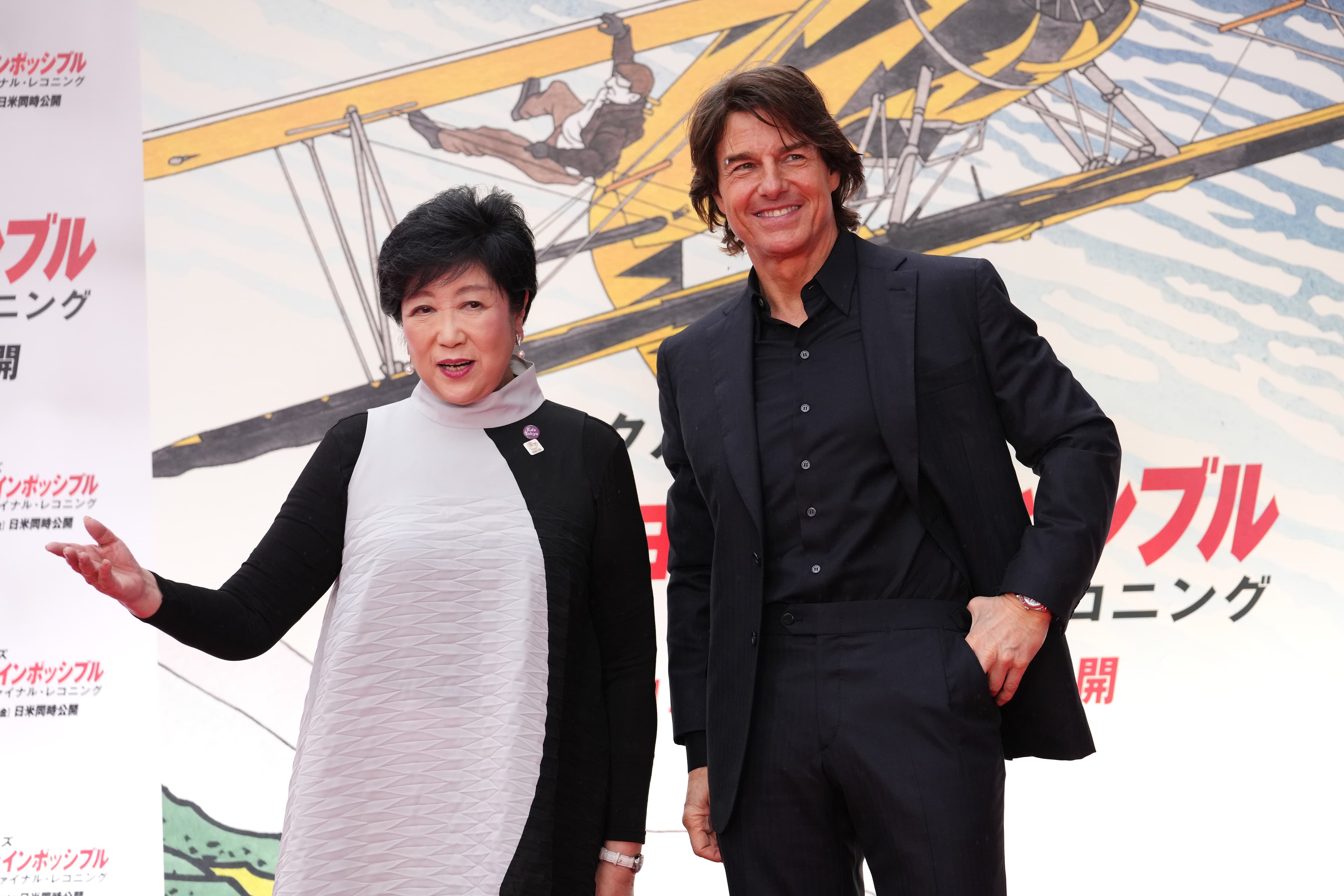 東京都知事小池百合子(左)與湯姆克魯斯(右)共同主持首映儀式。(UIP提供)