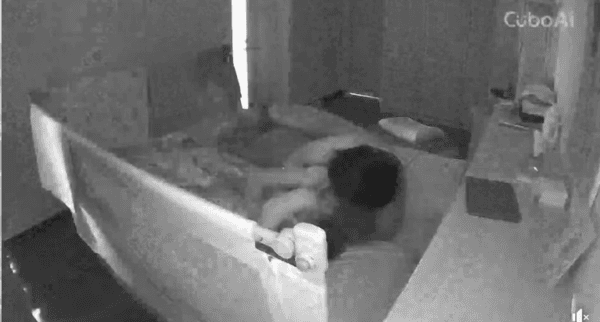 陳彥婷po出家中監視器,老公巨人一手把著妻兒。(翻攝自陳彥妤臉書)