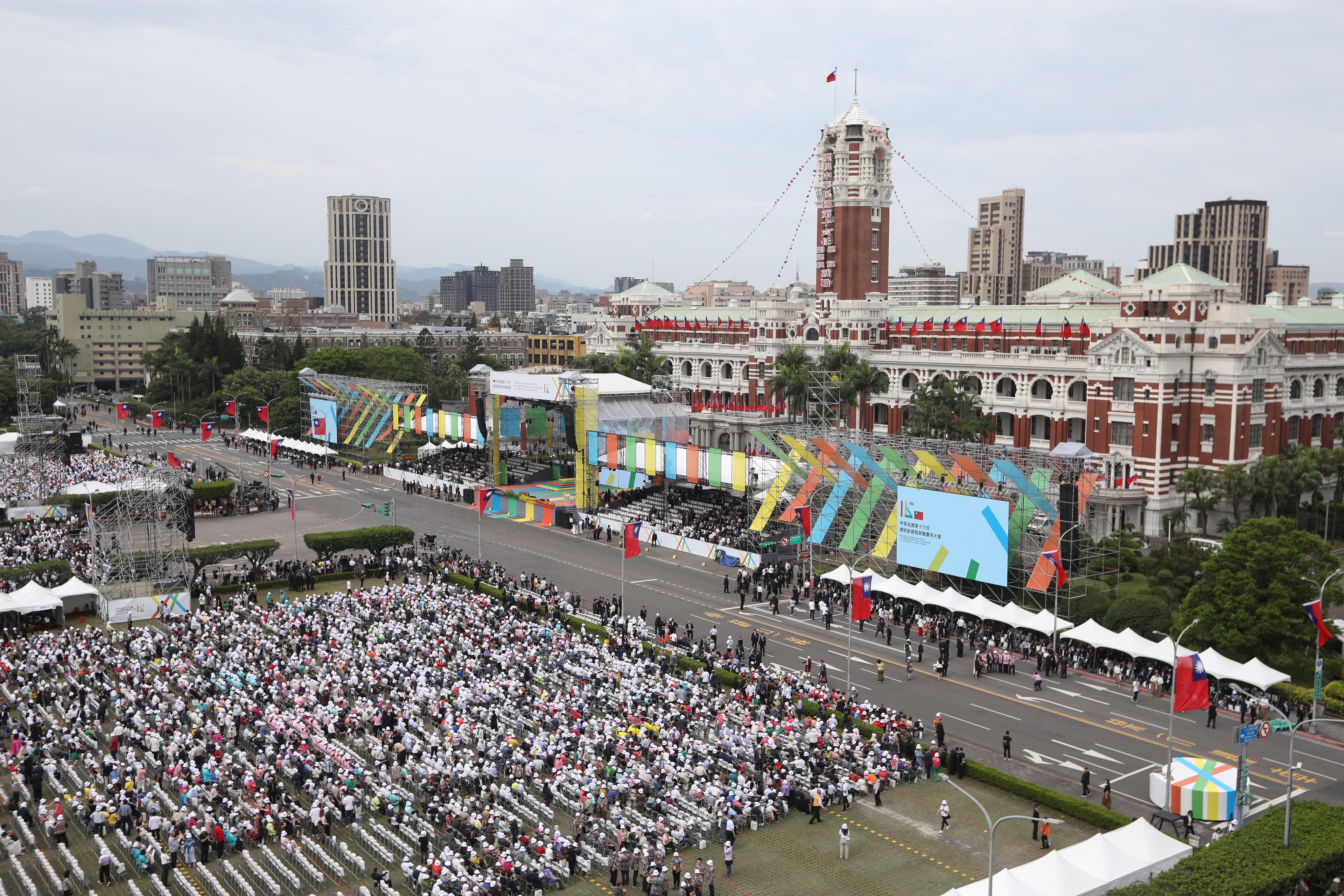 蔡英文今（20日）正式卸下總統職務，在接棒的賴清德、蕭美琴陪同下步出總統府並搭車離去。