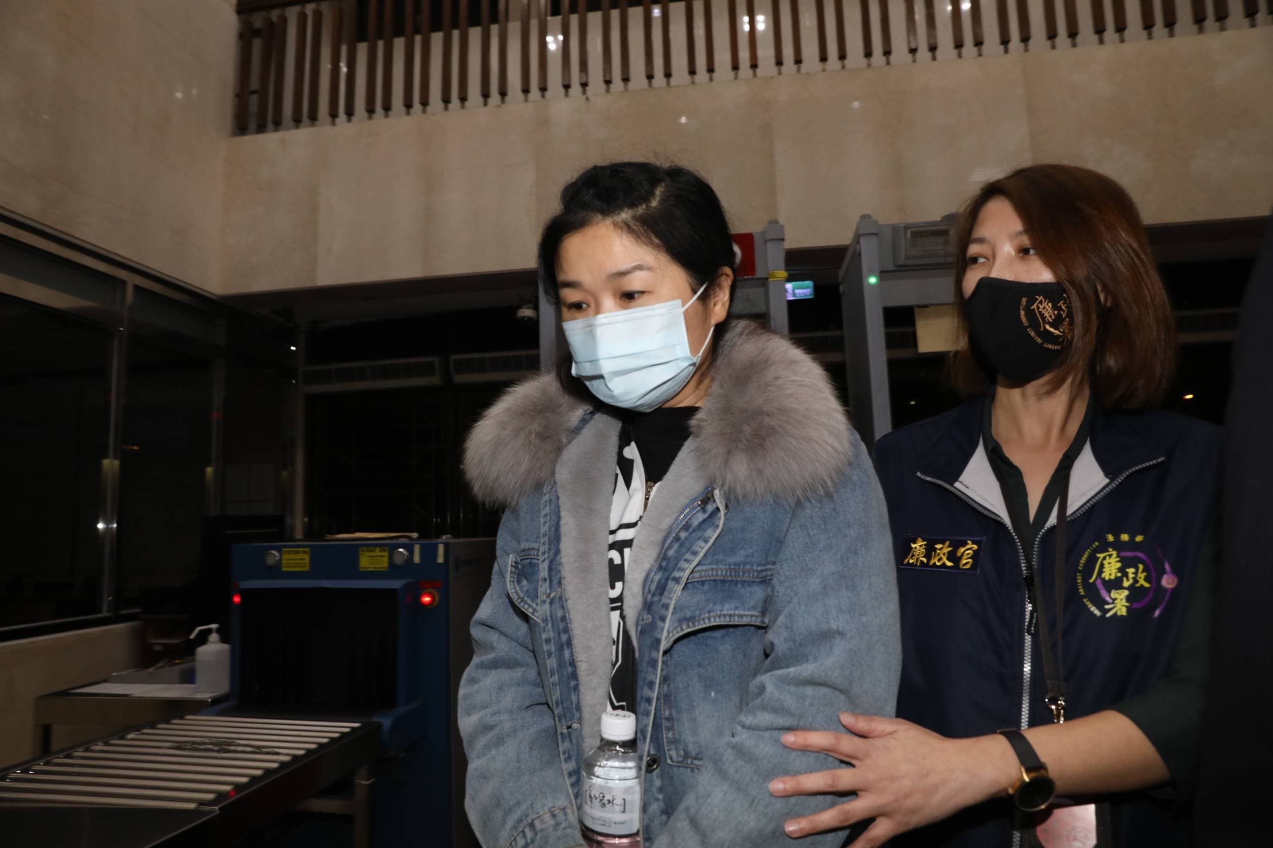 陳重文的妻子白女以200萬元交保。