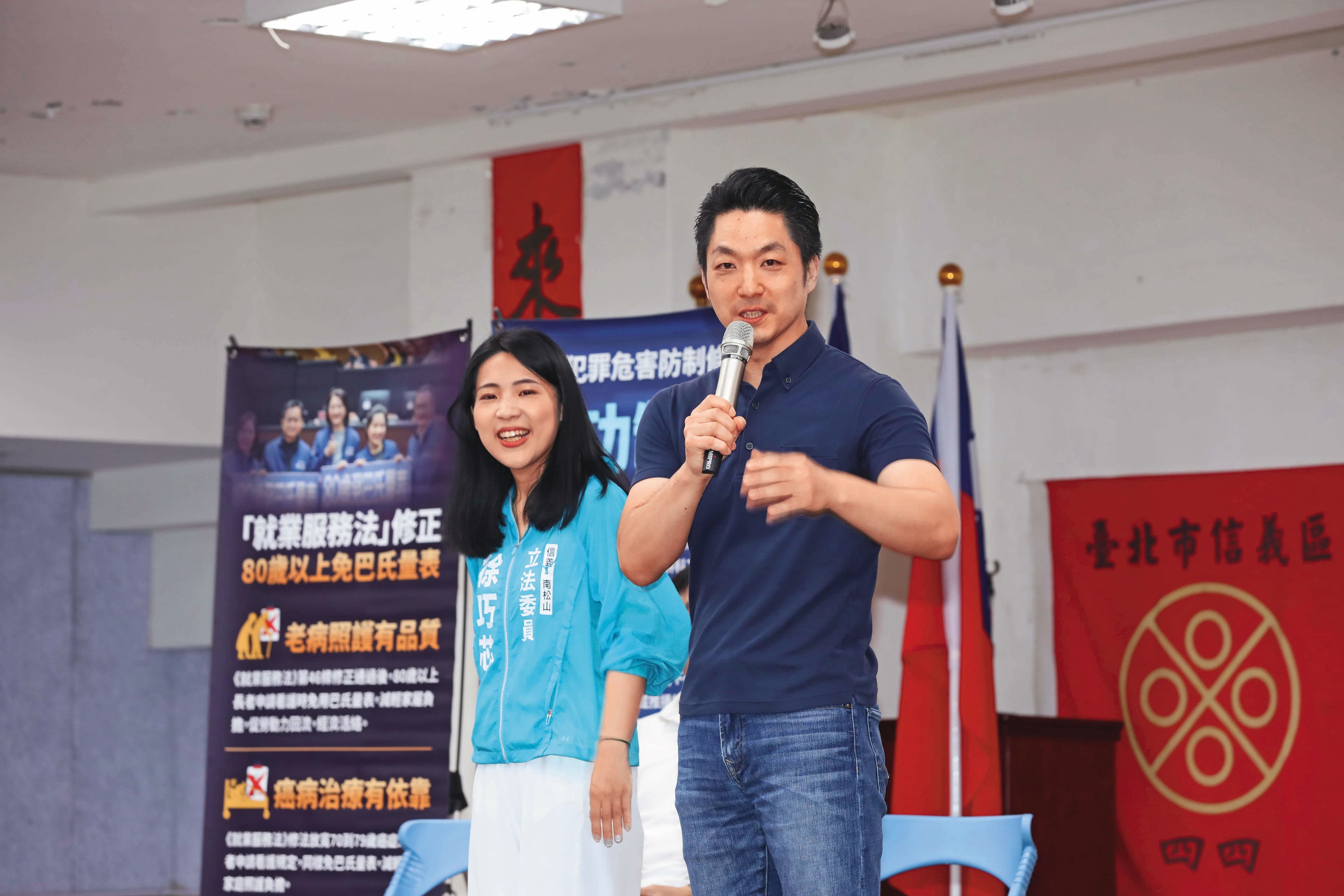 台北市長蔣萬安(右)成為北市抗罷擔當,大罷免也被視為他明年連任的前哨戰。左為徐巧芯。(鏡報林煒凱)