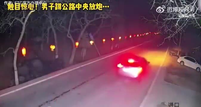 結果男子當場被車子輾爆。(翻自微博)
