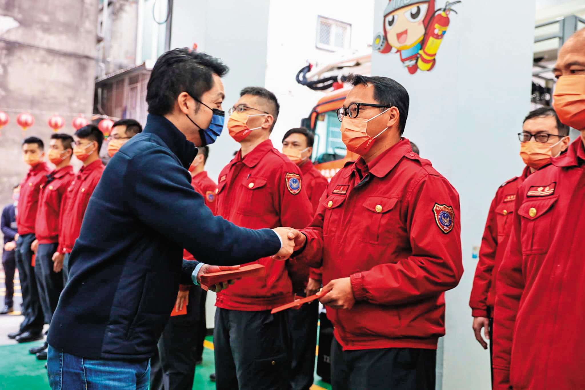 蔣萬安年前已到轄區消防隊、派出所發紅包。(翻攝蔣萬安臉書)