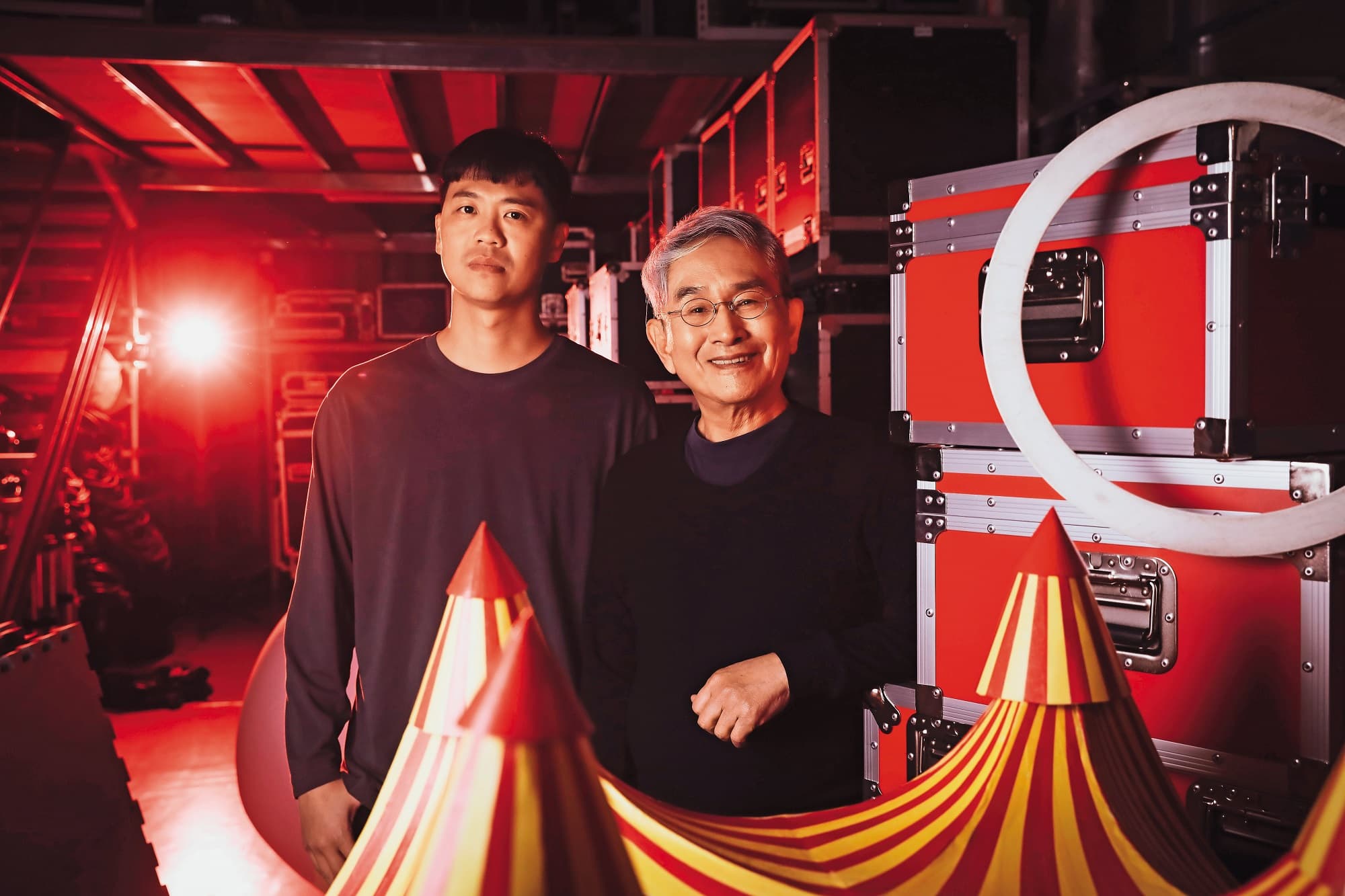 雲門舞集創辦人林懷民(右)攜手FOCASA團長林智偉(左)打造台灣首齣馬戲帳篷定目劇《幾米男孩的100次勇敢》。