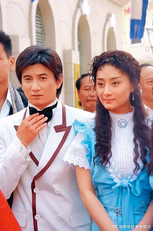 陳德容(右)2005年曾與吳奇隆(左)合作戲劇《大碼頭》。(翻攝自那些珍貴的老照片微博)