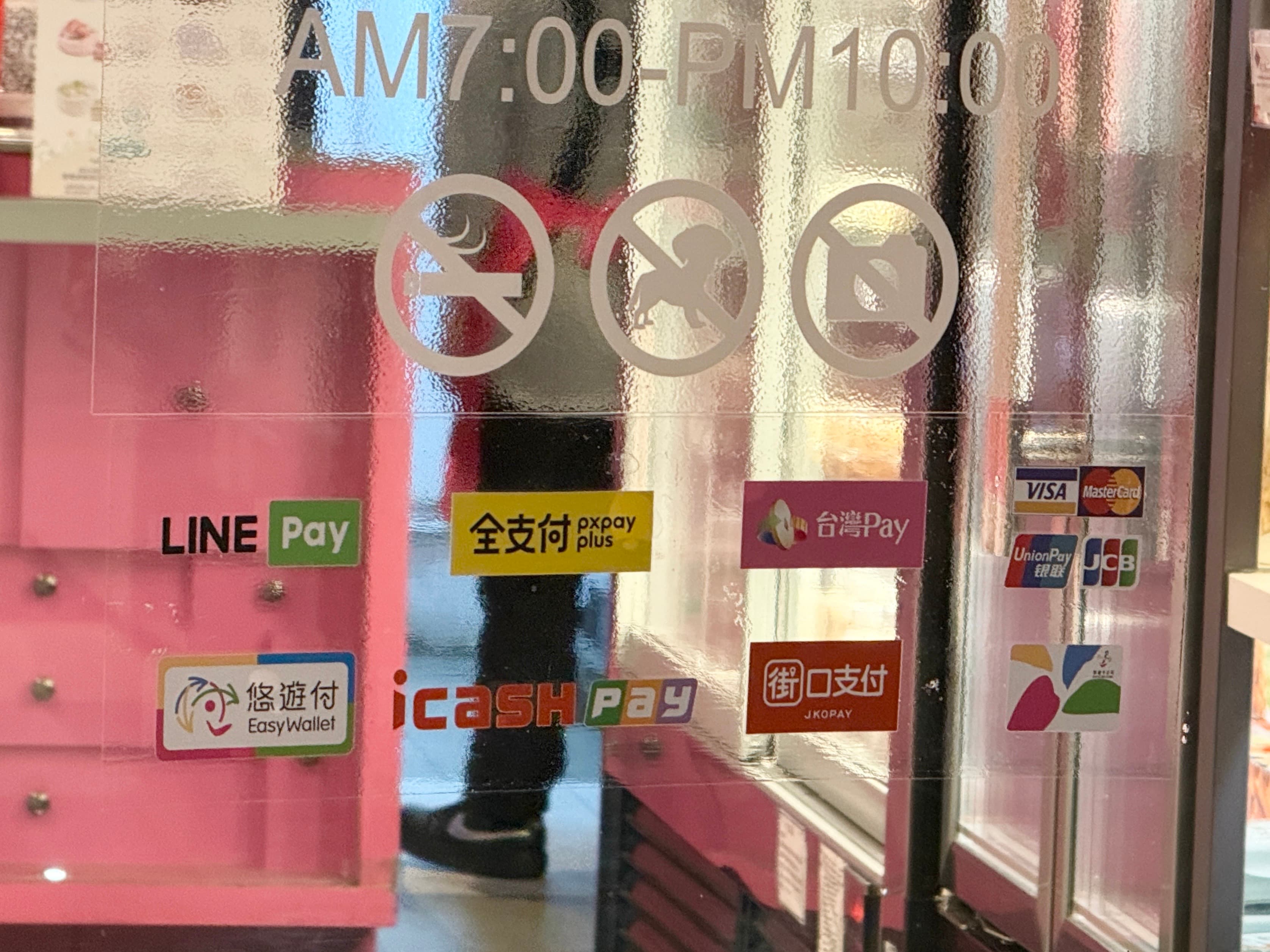 台灣非現金支付已突破8兆元。小零售業門口貼著各家支付貼紙,黃華勇認為精誠金融能真正做到OMO(線上線下融合)。
