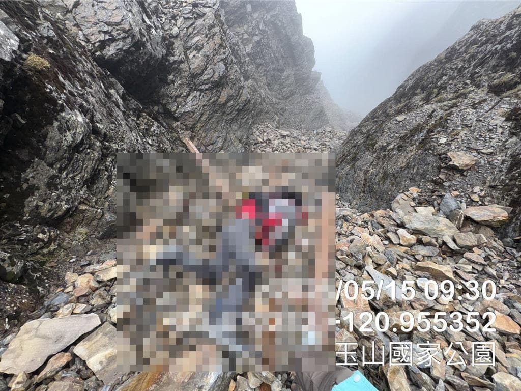 搜救人員在深達200公尺山谷發現蔡男已明顯死亡。(南投縣消防局提供)