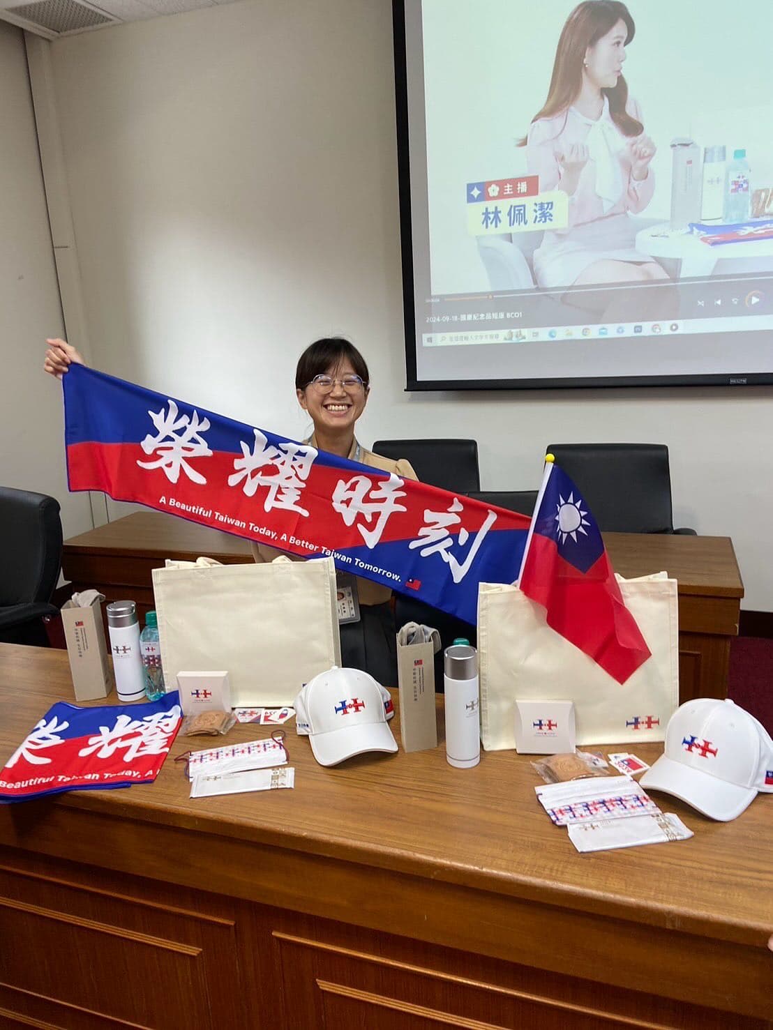 邱議瑩貼出國慶周邊照，問網友想不想要。（翻攝自@einn.chiu Threads）