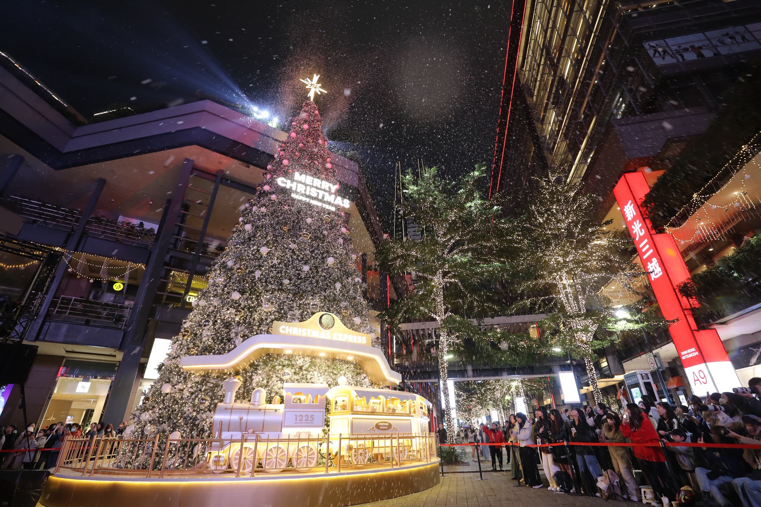 高約20米、主樹以雪松率搭配15萬顆白金燈光，還有小火車穿梭，創意來自啟藝執行長梁浩軒。