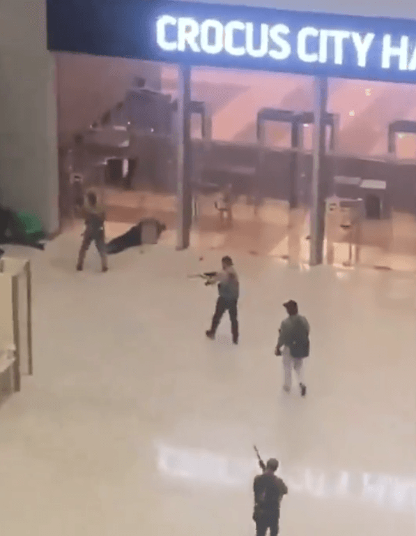 武裝分子22日晚間闖入俄羅斯郊外一處音樂廳,持槍掃射手無寸鐵的民眾。(翻攝自X)