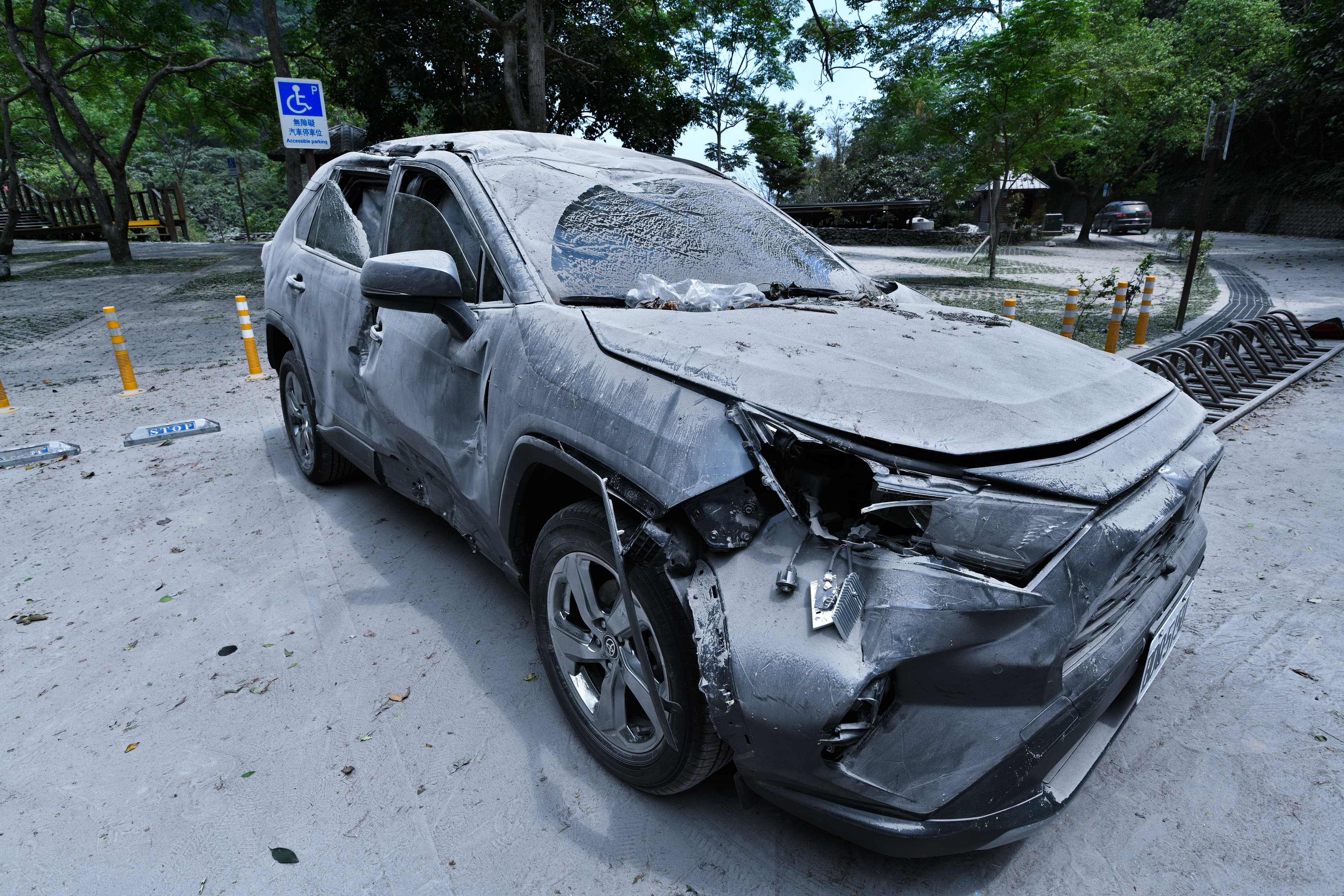 台9線上的車輛遭落石擊毀,畫面駭人。