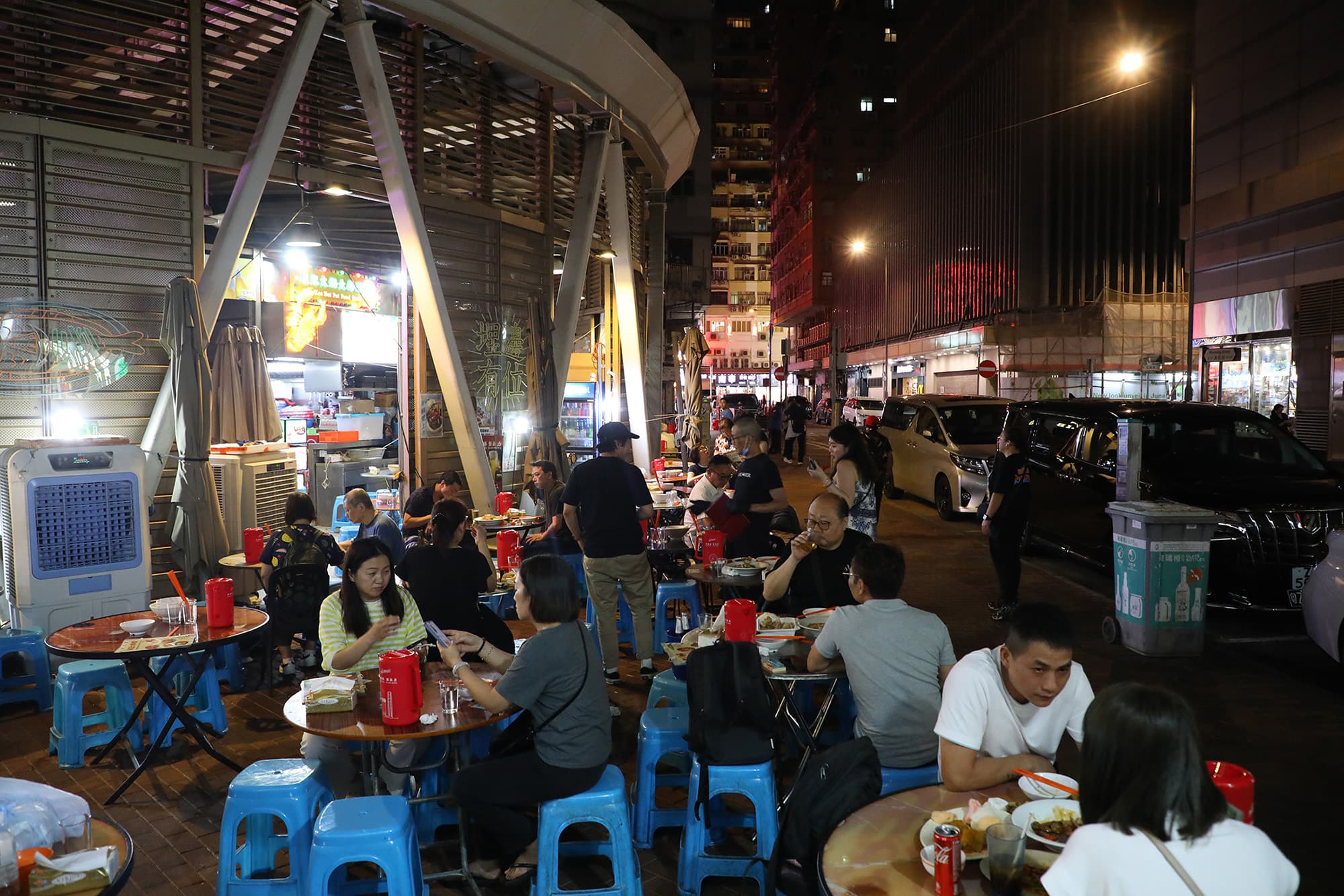 座落香港佐敦、營業至凌晨兩點的「御希大排檔」,是夜貓族與想續攤朋友的最佳選擇,讓人能卸下疲憊,開懷暢飲。