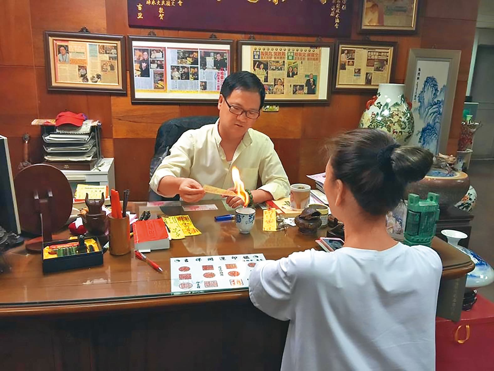 江柏樂(左)號稱「七億命理師」,在演藝圈相當有名,也曾幫女星楊繡惠(右)作法招桃花。(翻攝自江柏樂臉書)