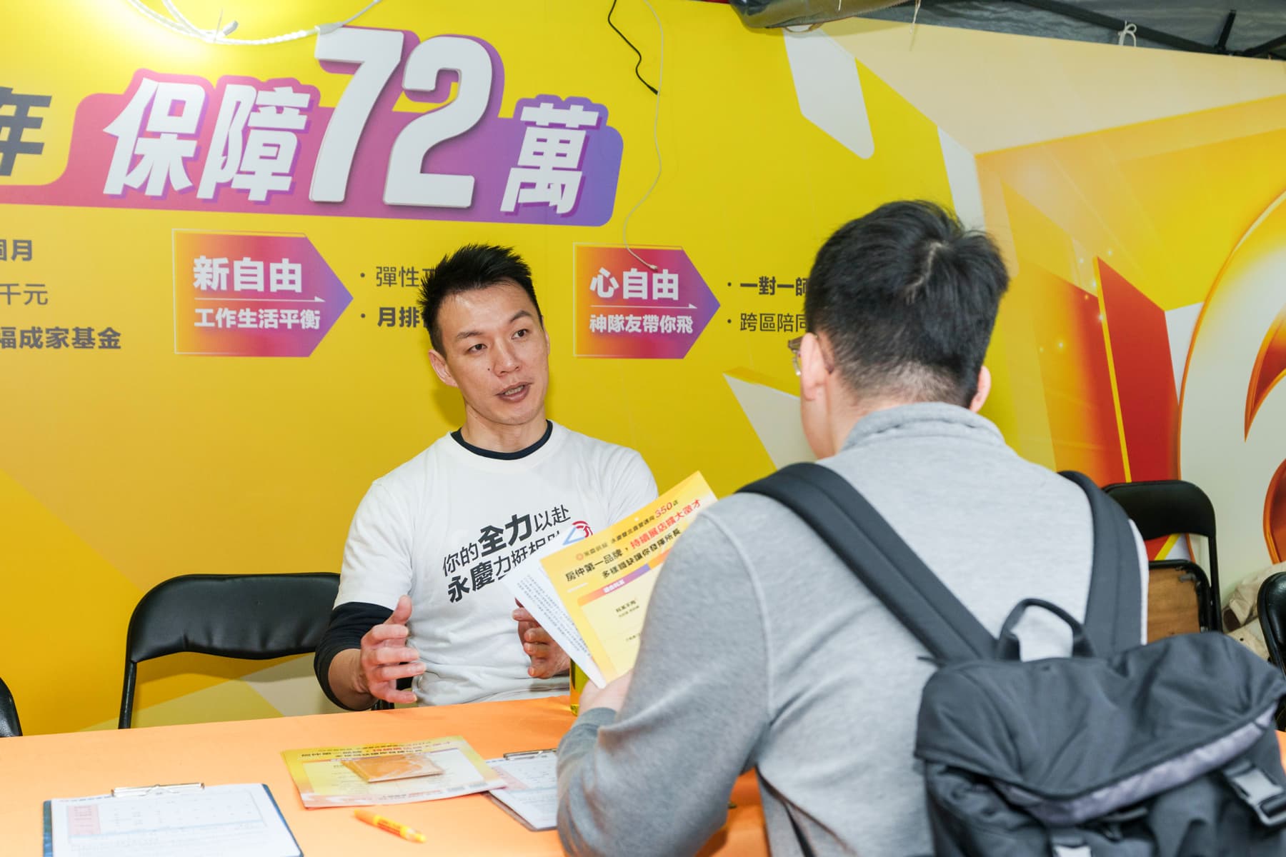 永慶房屋人資部協理塗振宏表示，有360小時課程與一對一師徒制，帶新人從基本功學起。（圖／永慶房屋提供）