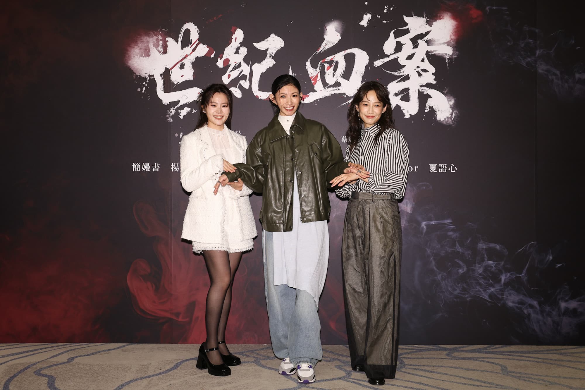 楊小黎(左)與簡嫚書(右)在《世紀血案》飾記者追真相,與飾演母親的李千娜(中)同片飆戲。(費思兔文化娛樂提供)