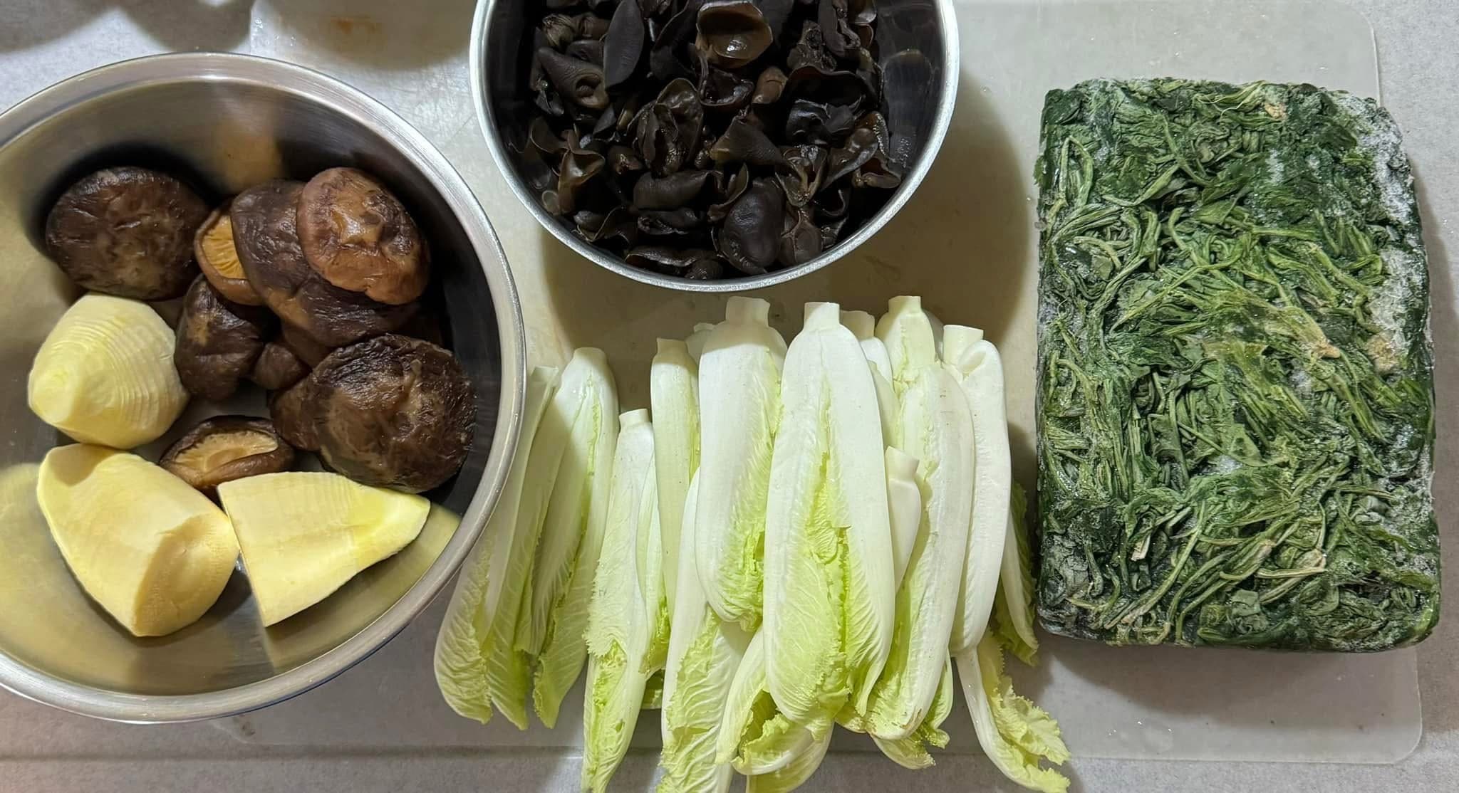 先準備素餃的材料:冷凍薺菜、白菜心、木耳、花菇、冬筍。