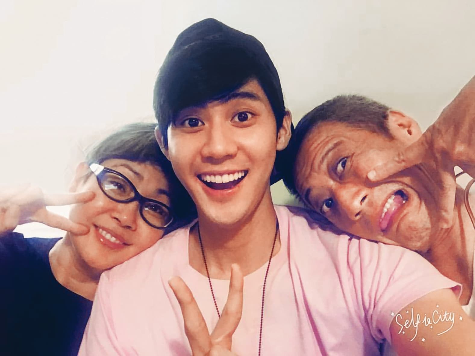 李玉璽(中)和資深音樂人爸爸李亞明(右)、媽媽(左)感情很好;但面對兒子娶媳婦,李媽媽一開始抱持反對態度。(翻攝自李玉璽臉書)