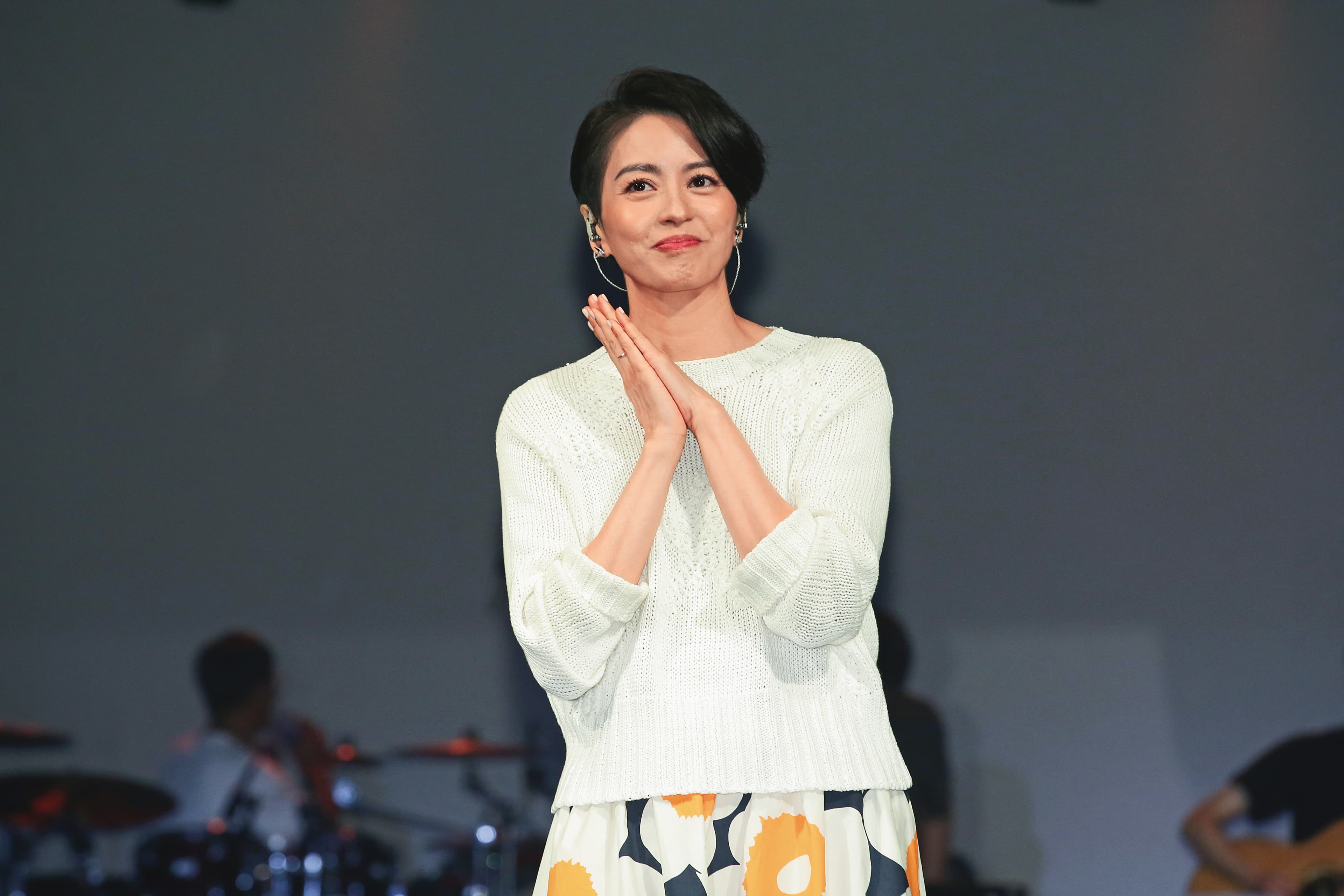 48歲的梁詠琪擺出這種少女心滿滿的Pose,「想揍人指數」好像沒有很高。