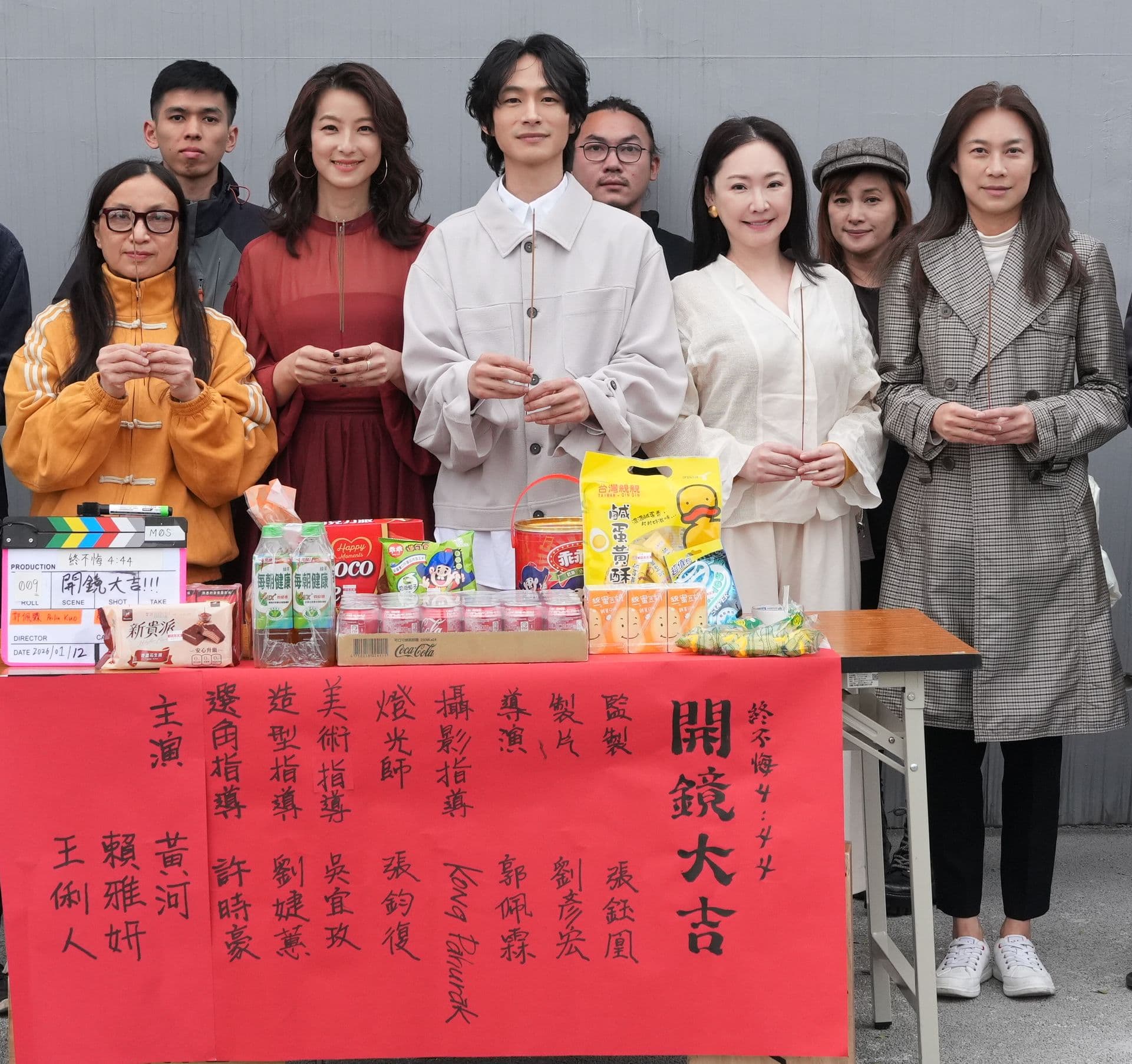 張鈺凰(右1)監製電影《終不悔 4_44》。 (方時娛樂提供)