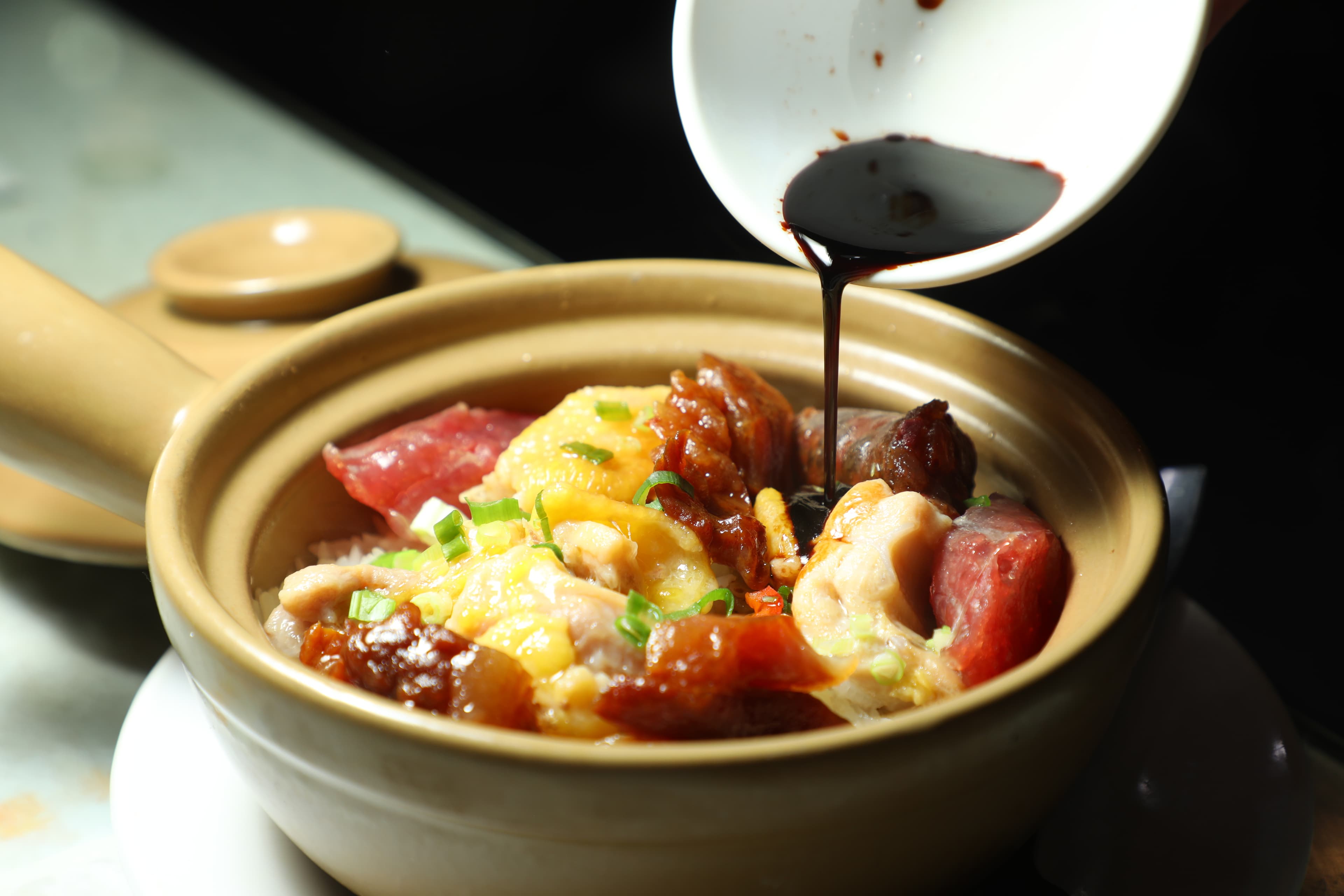 「臘味滑雞飯」米飯吸飽了雞汁與臘味油香,淋上特製豉油醬汁更有味。(港幣108元/份,約NT$408)