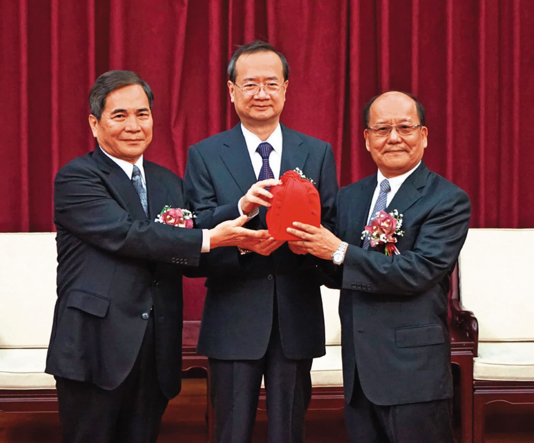 司法院長許宗力(中)2020年將懲戒法院印信交接給李伯道(右),在李伯道犯性騷案後,未立即查辦,讓李伯道至今爽領月退休金19萬餘元。(翻攝司法院官網)
